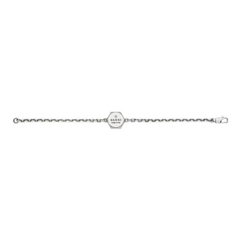 Crafted from 925 sterling silver, the Gucci trademark embossing defines this bracelet, a jewelry piece reflecting the House's narrative. The intricate chain further enhances the accessory.

925 sterling silver
Gucci Trademark engraving
Clasp
