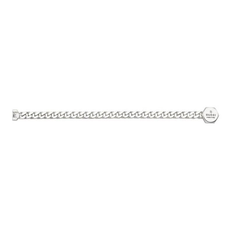 Das aus 925er Sterlingsilber gefertigte Armband ist mit der Gucci-Markenprägung versehen und verfügt über einen einzigartigen Kassettenverschluss. Die verschlungene Kette spiegelt die Geschichte des Hauses wider und wertet das Accessoire zusätzlich