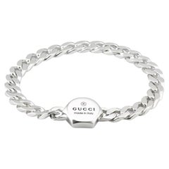 Pulsera ancha de eslabones de plata de ley con la marca Gucci YBA779173001