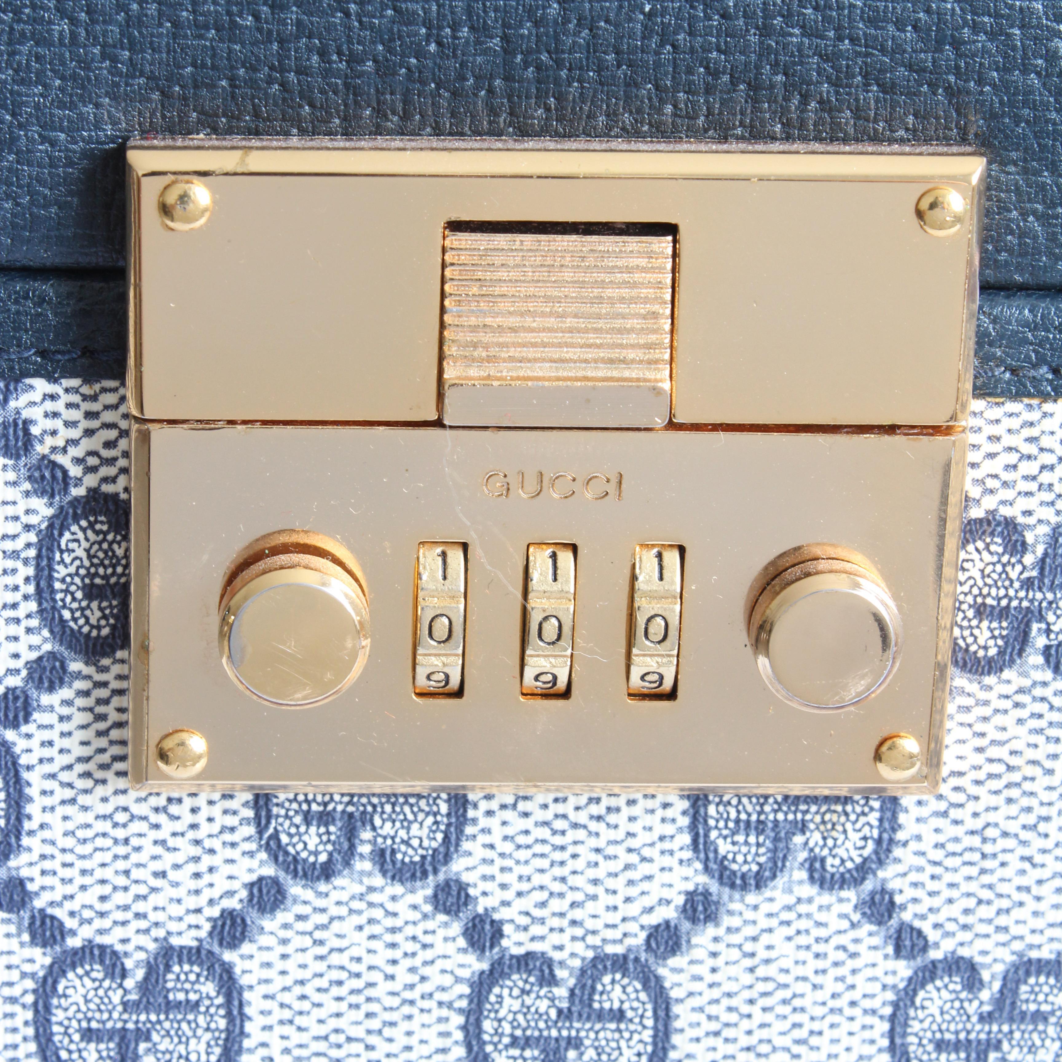 Gucci Schminktasche auf Reisetasche aus Segeltuch mit GG-Logo in Marineblau, 1980er Jahre  im Angebot 9