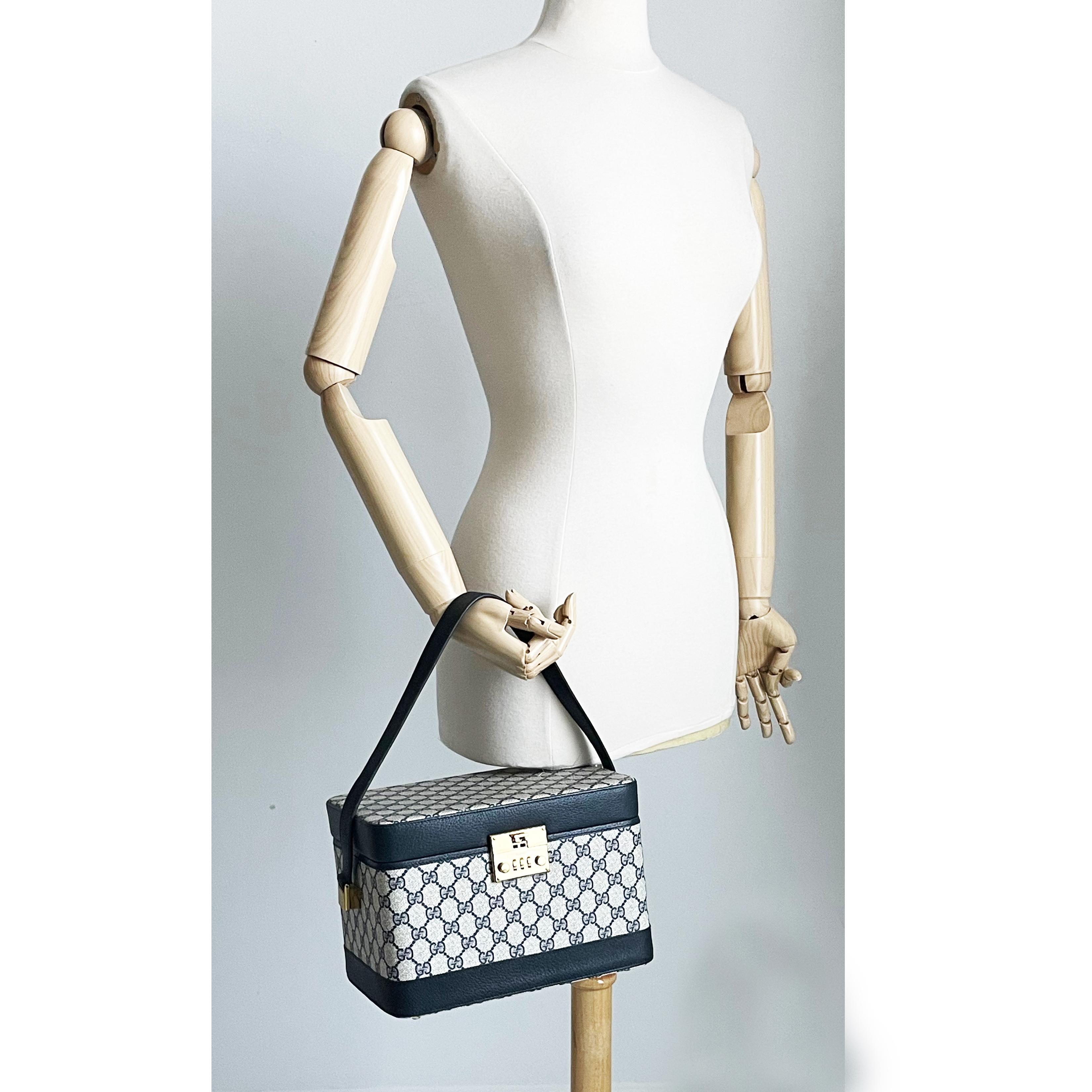 Gucci Tren Caso Vanidad Carry On Bolsa de viaje GG Logo Lienzo Azul marino Cuero 80s en Bastante bueno estado para la venta en Port Saint Lucie, FL