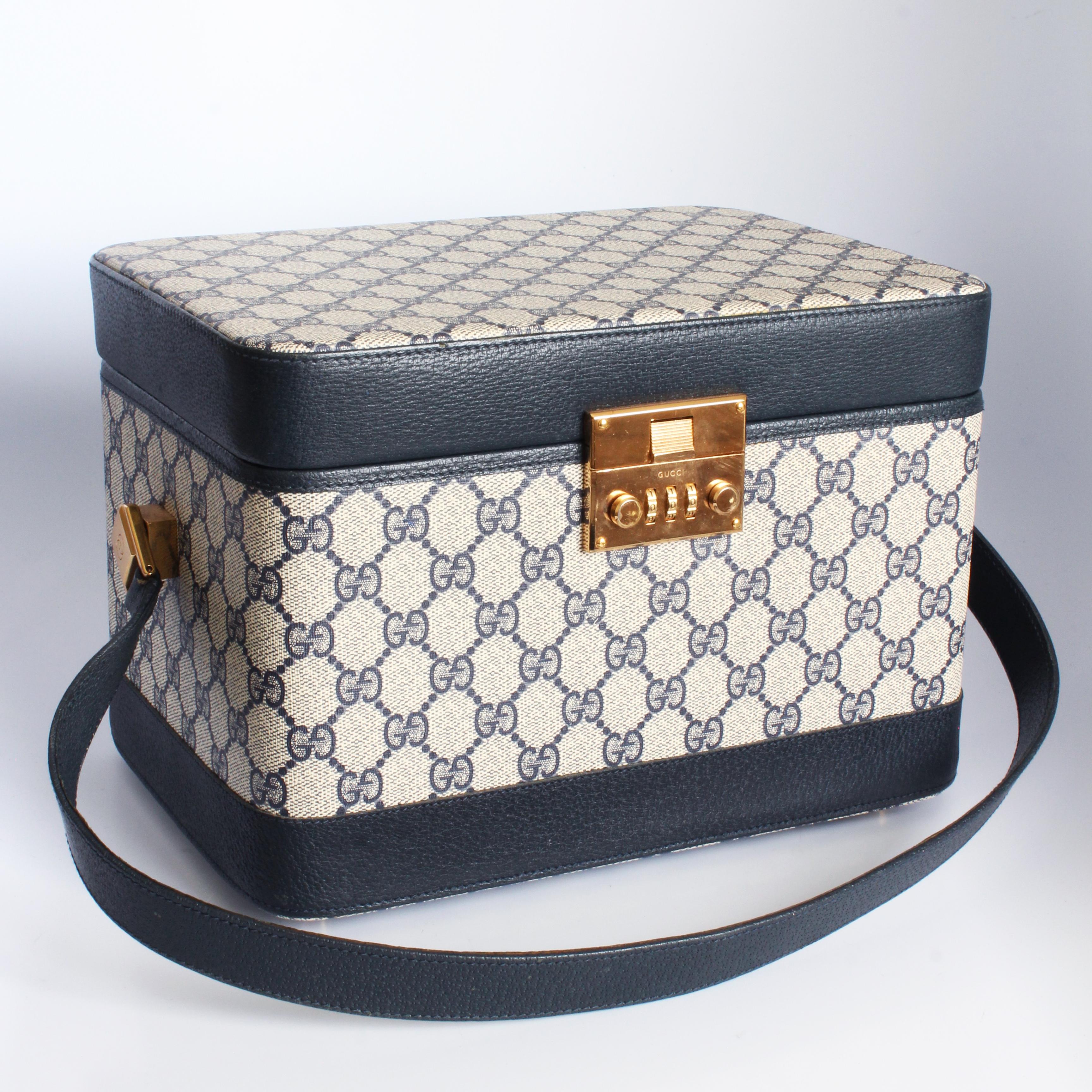 Femenino o masculino Gucci Tren Caso Vanidad Carry On Bolsa de viaje GG Logo Lienzo Azul marino Cuero 80s en venta