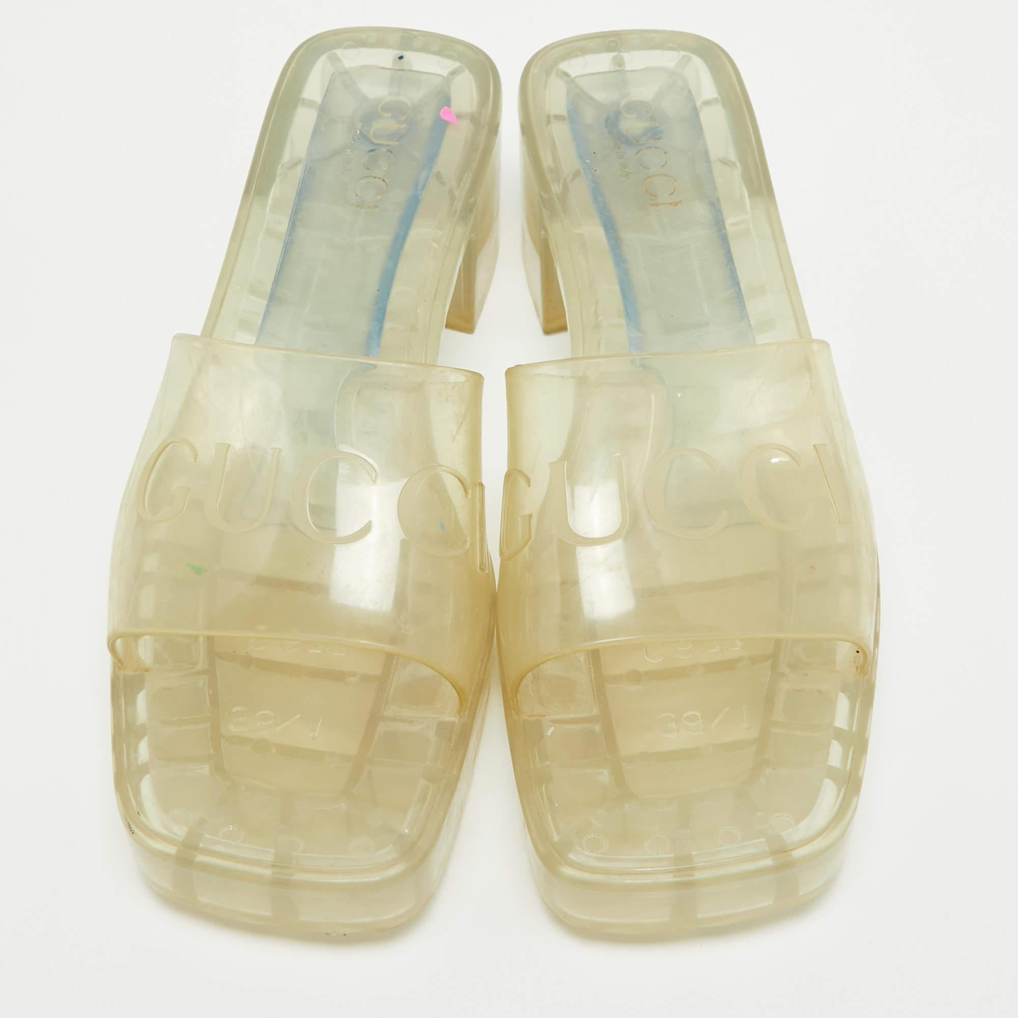Diese Sandalen umrahmen Ihre Füße auf elegante Weise. Sie sind aus hochwertigen MATERIALEN gefertigt, haben ein edles Design und bequeme Innensohlen.

