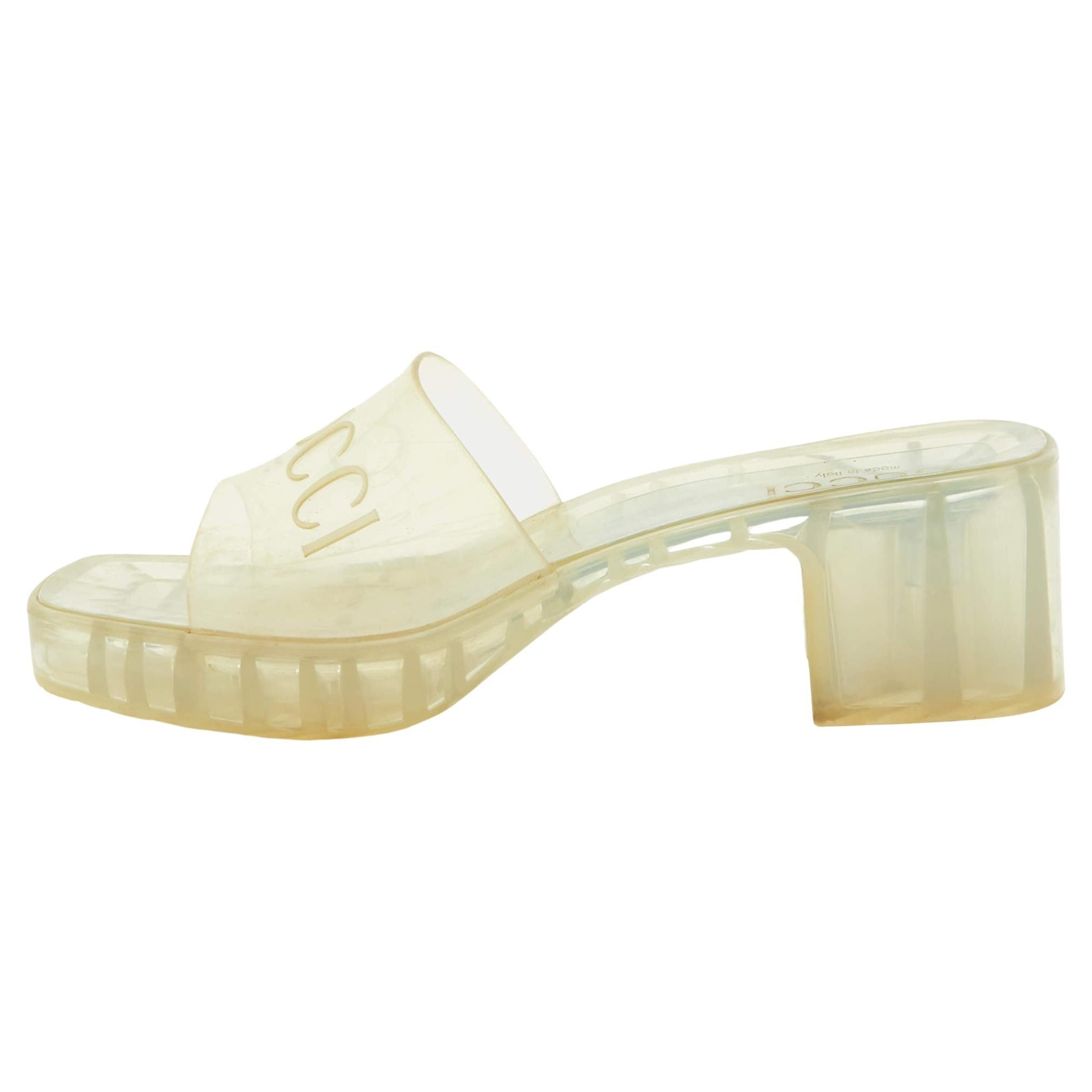 Gucci Transparente PVC geprägte Logo Block Heel Slide Sandalen Größe 38 im Angebot
