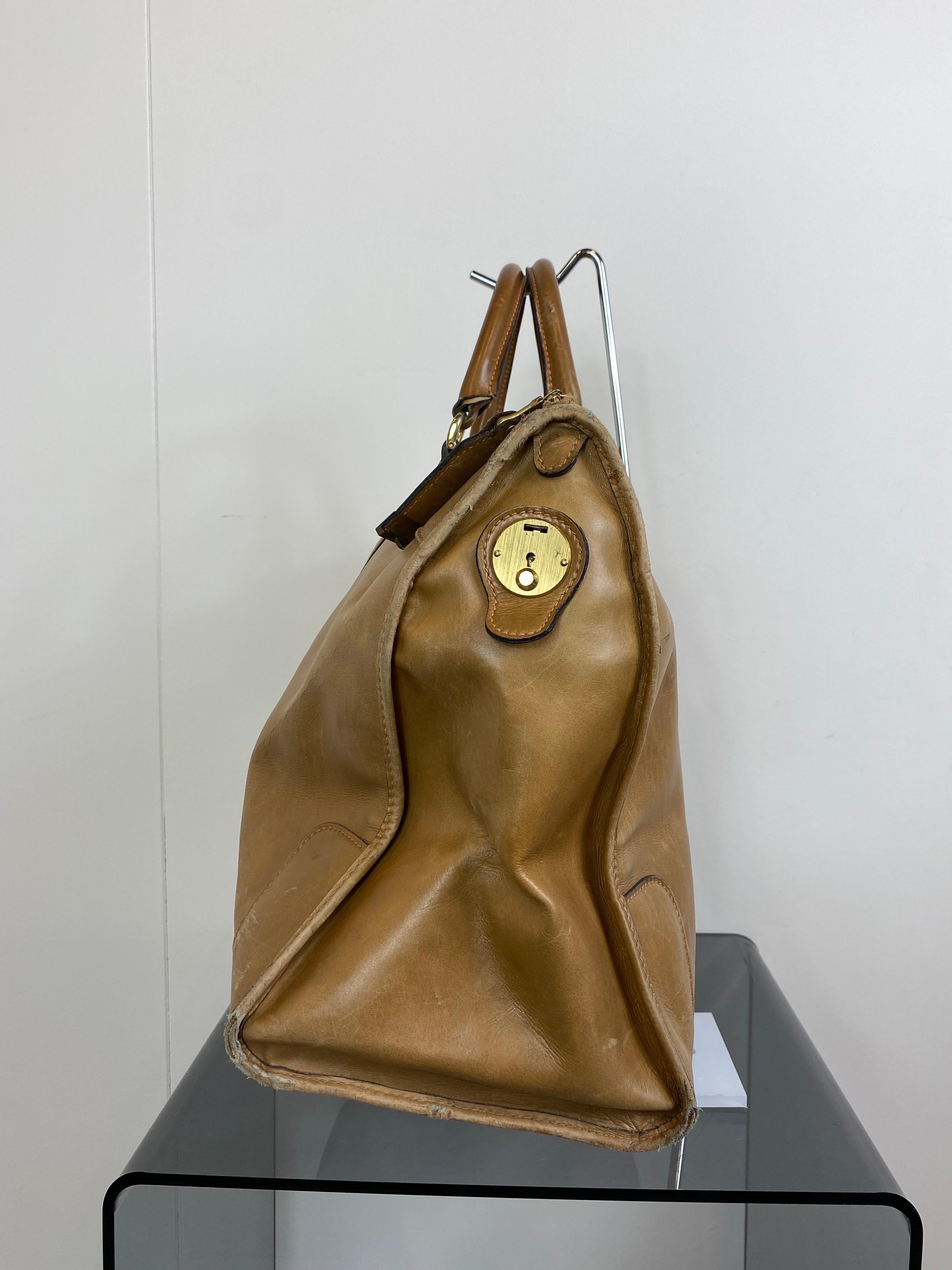 Vintage Gucci duffel bag in camel-colored leather with gold details.
Zip closure.

Very roomy, with fabric lining.
Two internal pockets with logoed zip.

It shows signs of use as in the photo.

Height 30 cm
Width 52 cm
Depth 20 cm
Handle 13 cm
