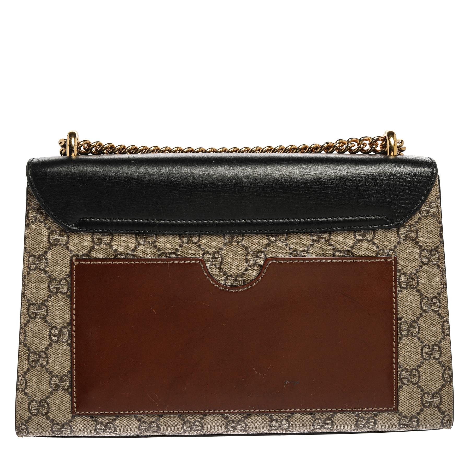 Die aus GG Supreme Canvas und hochwertigem Leder gefertigte Gucci Padlock kann sowohl als Crossbody als auch als Schultertasche getragen werden. Sie wird von einer eleganten goldfarbenen Kette gehalten und ist mit einem goldfarbenen