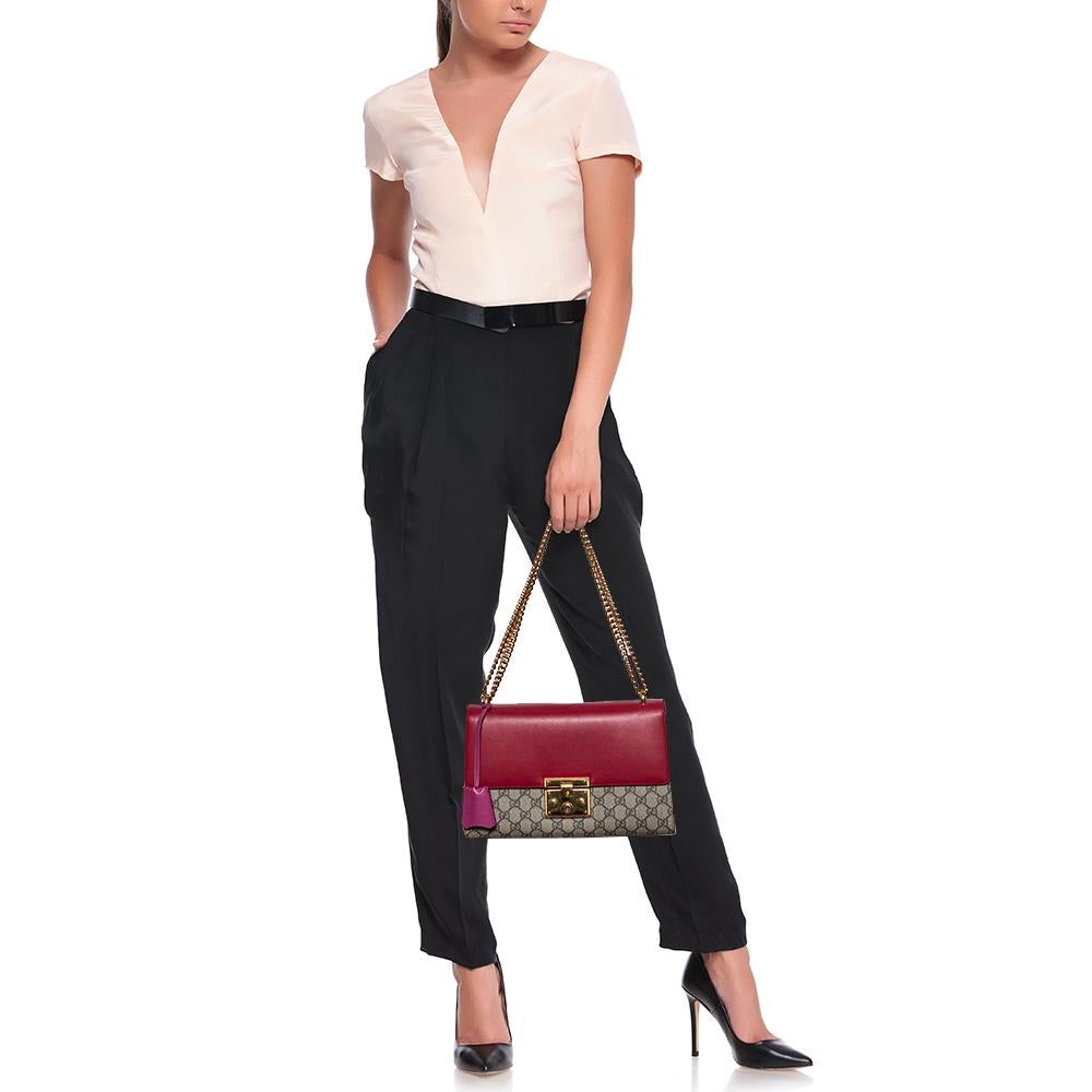 This chic and contemporary Gucci bag will help you outline a stylish look and outshine everyone else! Crafted from GG Supreme canvas and leather, the rear side comes with a slip pocket for easy organization. The structured silhouette is secured with