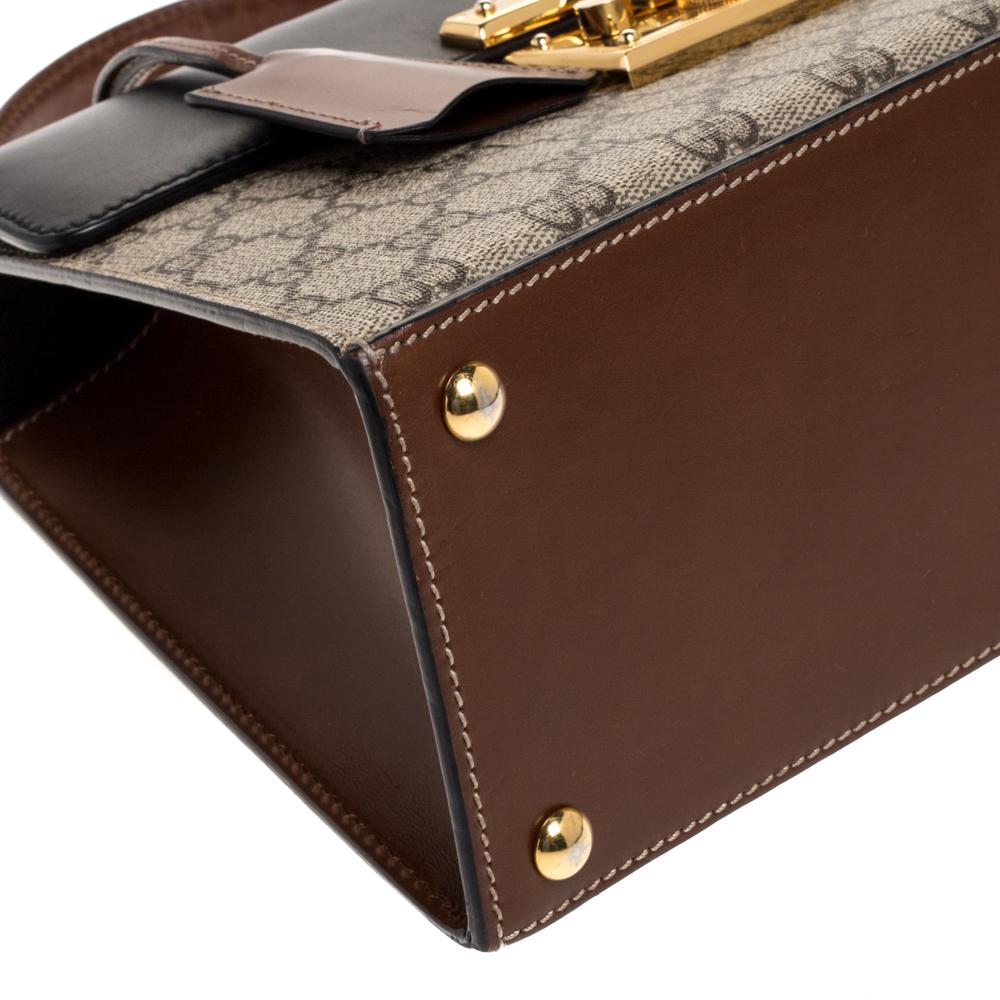 Swing this gorgeous tricolored bag and garner endless compliments. This Gucci creation has been beautifully crafted from signature GG Supreme canvas & leather and styled with a leather flap that carries a signature lock. The insides are lined with