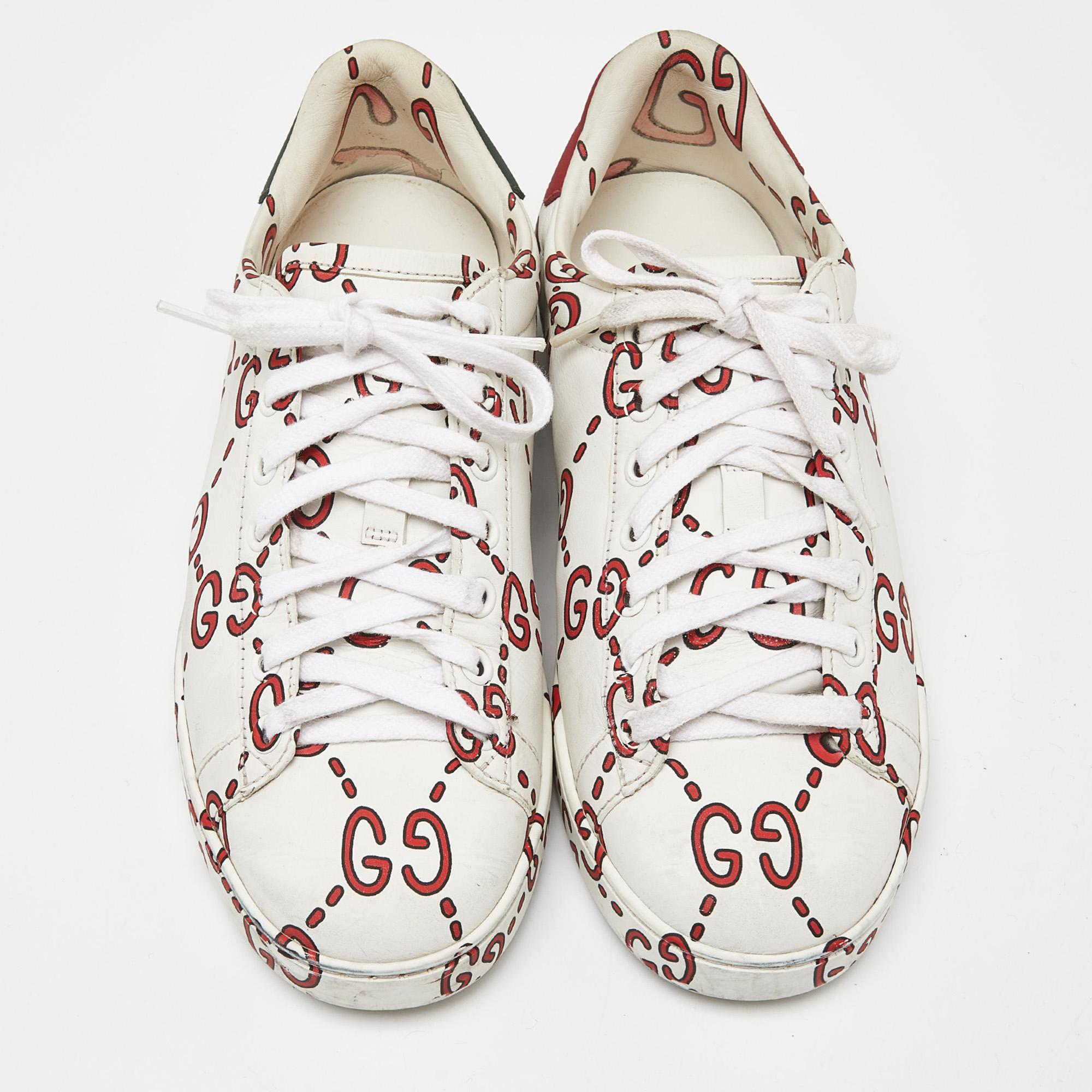 Die Ghost GG Ace Sneakers von Gucci vereinen zeitgenössischen Stil und zeitlose Handwerkskunst. Diese aus hochwertigem Leder gefertigten Sneaker bestechen durch ihr elegantes dreifarbiges Design mit dem kultigen GG-Motiv. Mit ihrer bequemen Passform