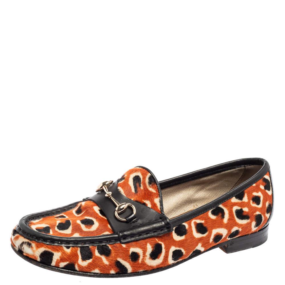 Traditional and innovative, these Gucci loafers come with a timeless appeal. Constructed from leopard-printed calf hair and black leather on the exterior, the design is accentuated with silver-tone Horsebit detailing on the uppers. The low heels of