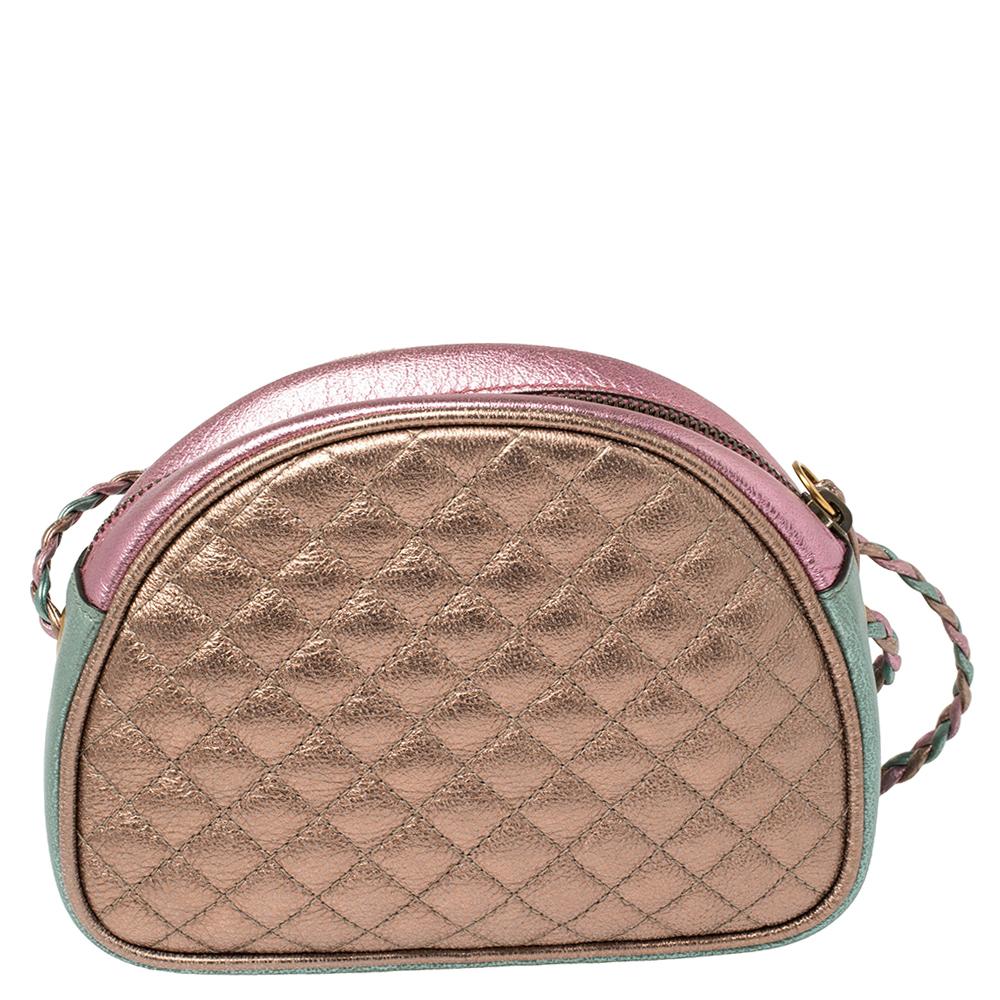This stylish crossbody bag is crafted of leather in a quilt pattern. The creation features a braided strap along with the GG logo and Horsebit detail in two-tone metal on the front. The bag opens to a fabric-lined interior. This is a fantastic