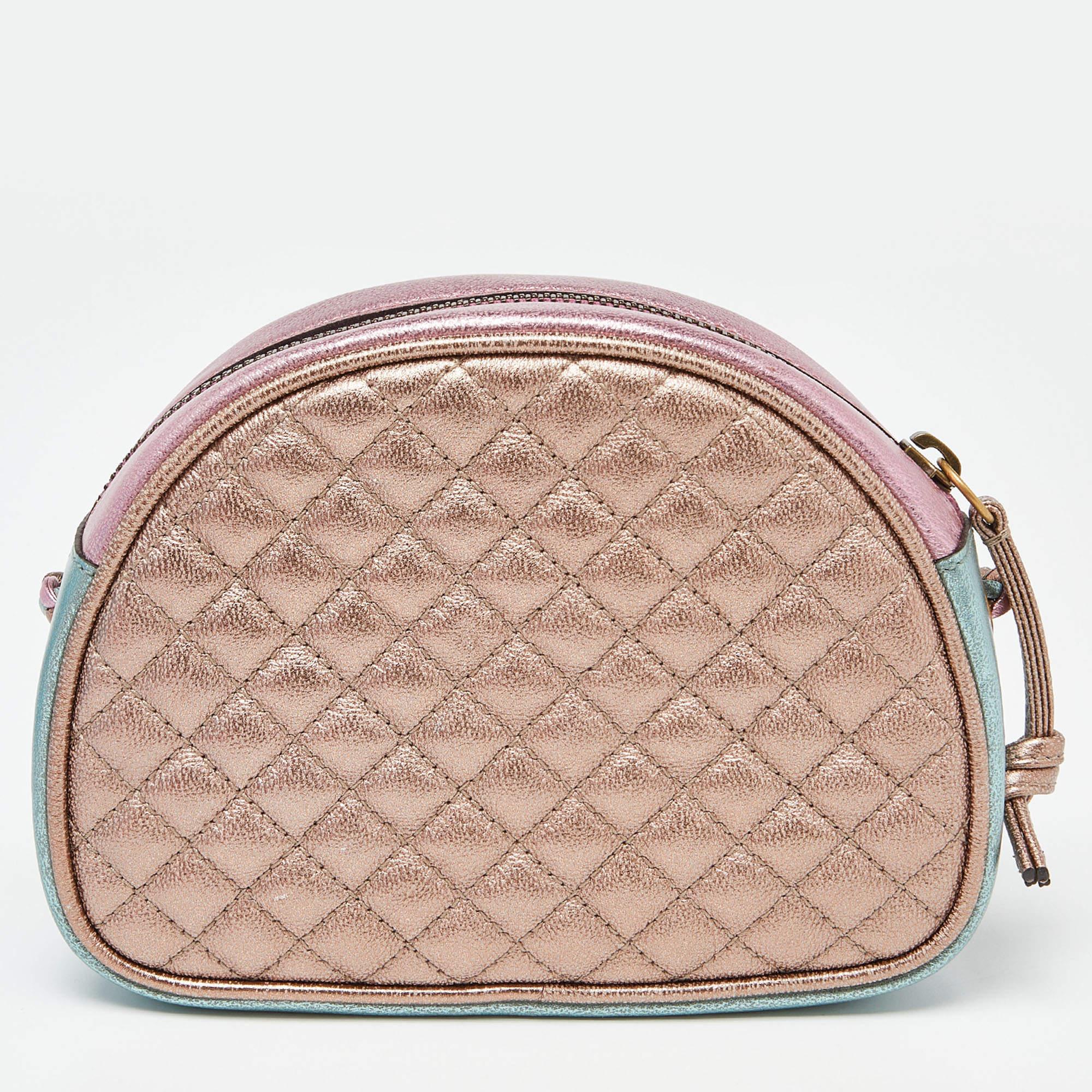 This mini Trapuntata crossbody bag by Gucci is a fine option to add to your wardrobe. This quilted leather bag has a compact size with a signature motif on the front and a zipper closure at the top to secure the fabric interior. Designed to be