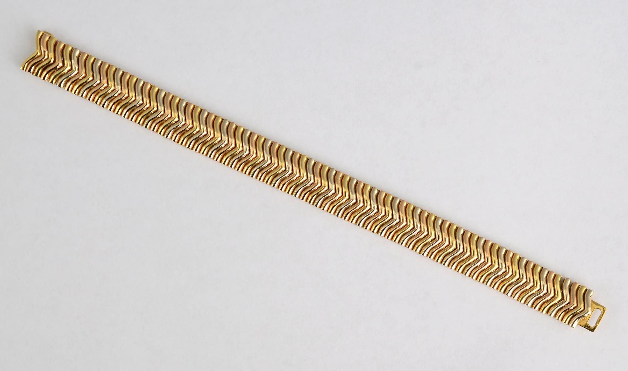 Bracciale a maglie a spina di pesce di Gucci in oro giallo, rosa e bianco da 18 carati. Le maglie sono leggermente convesse. Ha una chiusura finemente realizzata che rende la chiusura totalmente invisibile quando viene indossata. Il bracciale misura