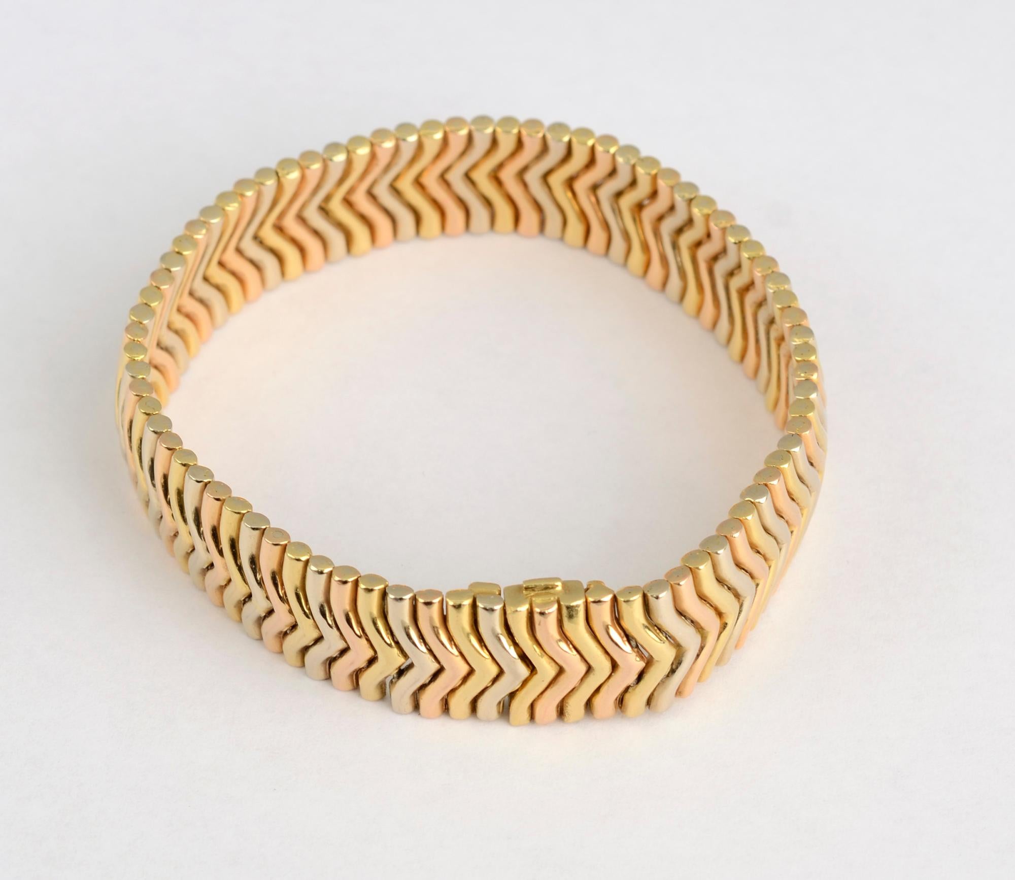 Moderne Gucci Bracelet à maillons à chevrons en or tricolore en vente