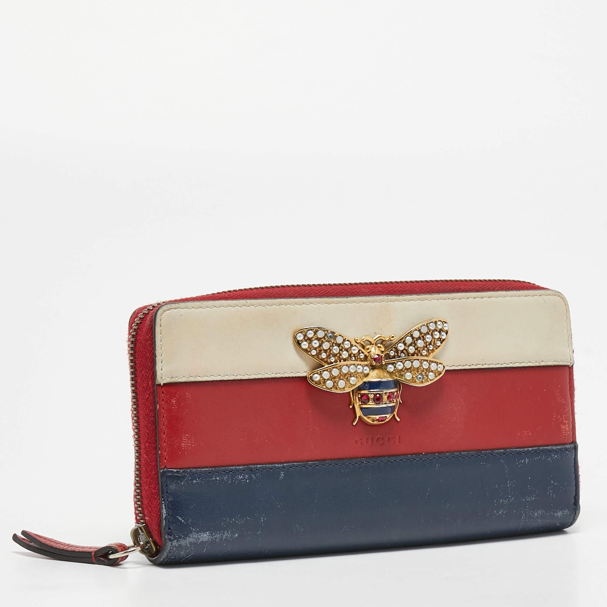 From the house of Gucci, this Queen Margaret wallet is an outstanding fusion of brilliance and timeless style. Exhibiting an impressive design, it an embellished flap and a compartmentalized interior.

