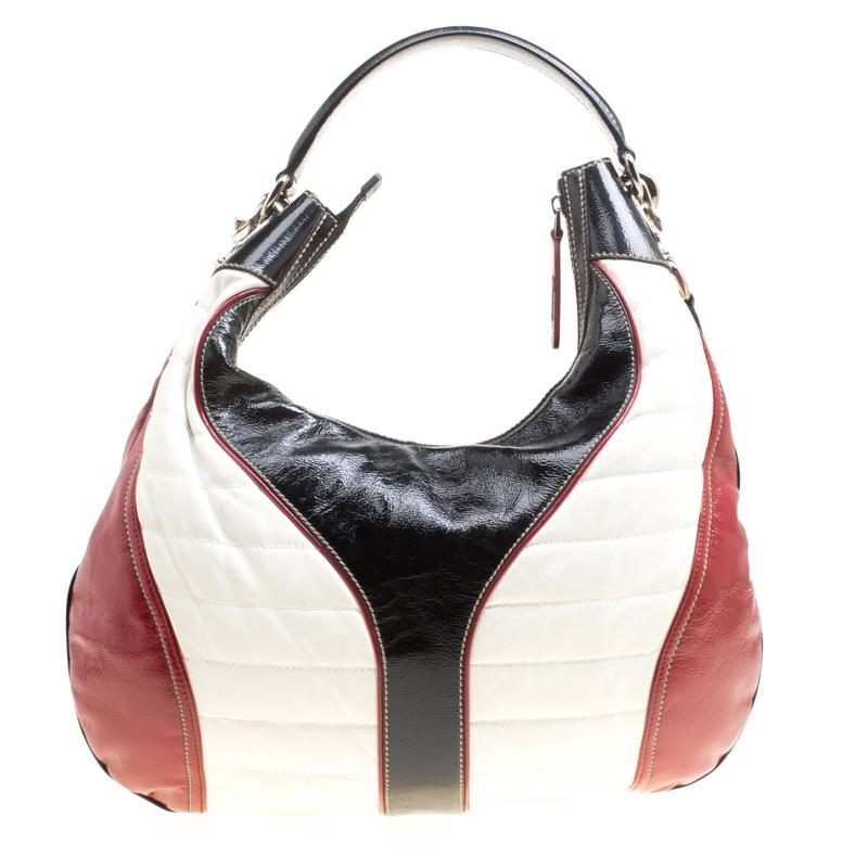 Gucci brings you this lovely hobo that has been crafted from leather in three colours. It has a well-sized fabric interior and the bag is complete with a single handle, and a shoulder strap. Stylish and ideal for daily use, this bag is a worthy