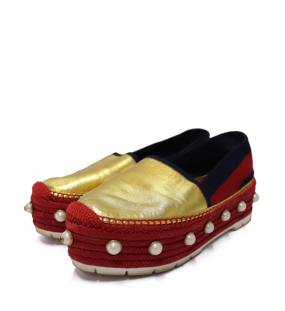 Gucci Tricolor Metallic Pearl Embellished Platform Espadrille Flats, features pearls on the midsoles.

Material: Leather and Canvas
Size: EU 40
Platform Height: 4cm
Overall Condition: Excellent
Interior Condition: Stains
Exterior Condition: Non