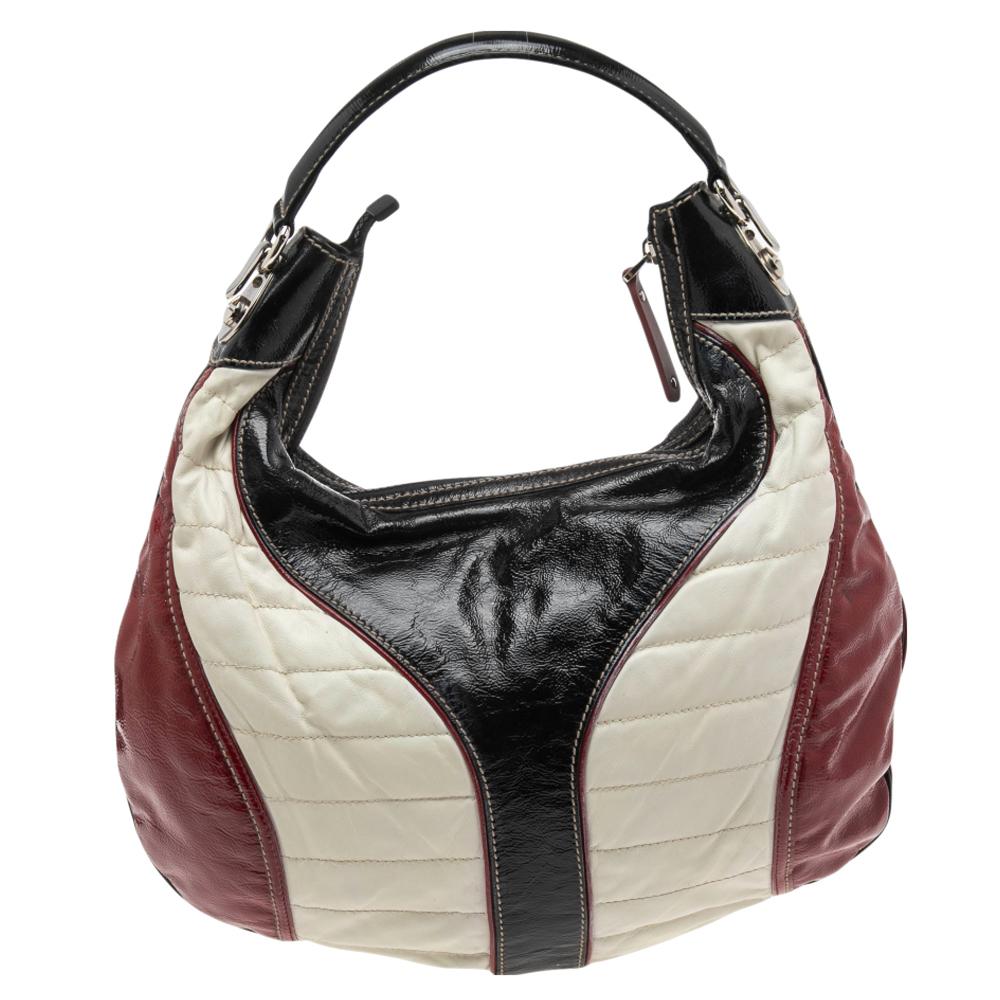 Gucci brings you this lovely hobo that has been crafted from leather and patent leather in three colors. It has a well-sized fabric interior and the bag is complete with a single handle. Stylish and ideal for daily use, this bag is a worthy buy!