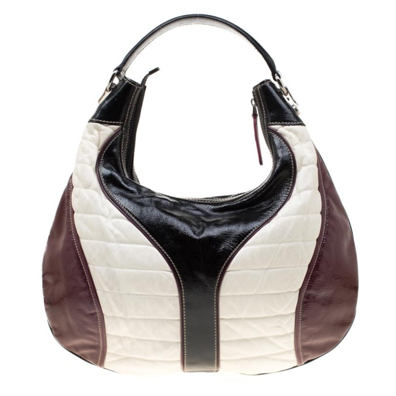 Gucci brings you this lovely hobo that has been crafted from leather in three colours. It has a well-sized fabric interior and the bag is complete with a single handle and a detachable shoulder strap. Stylish and ideal for daily use, this bag is a
