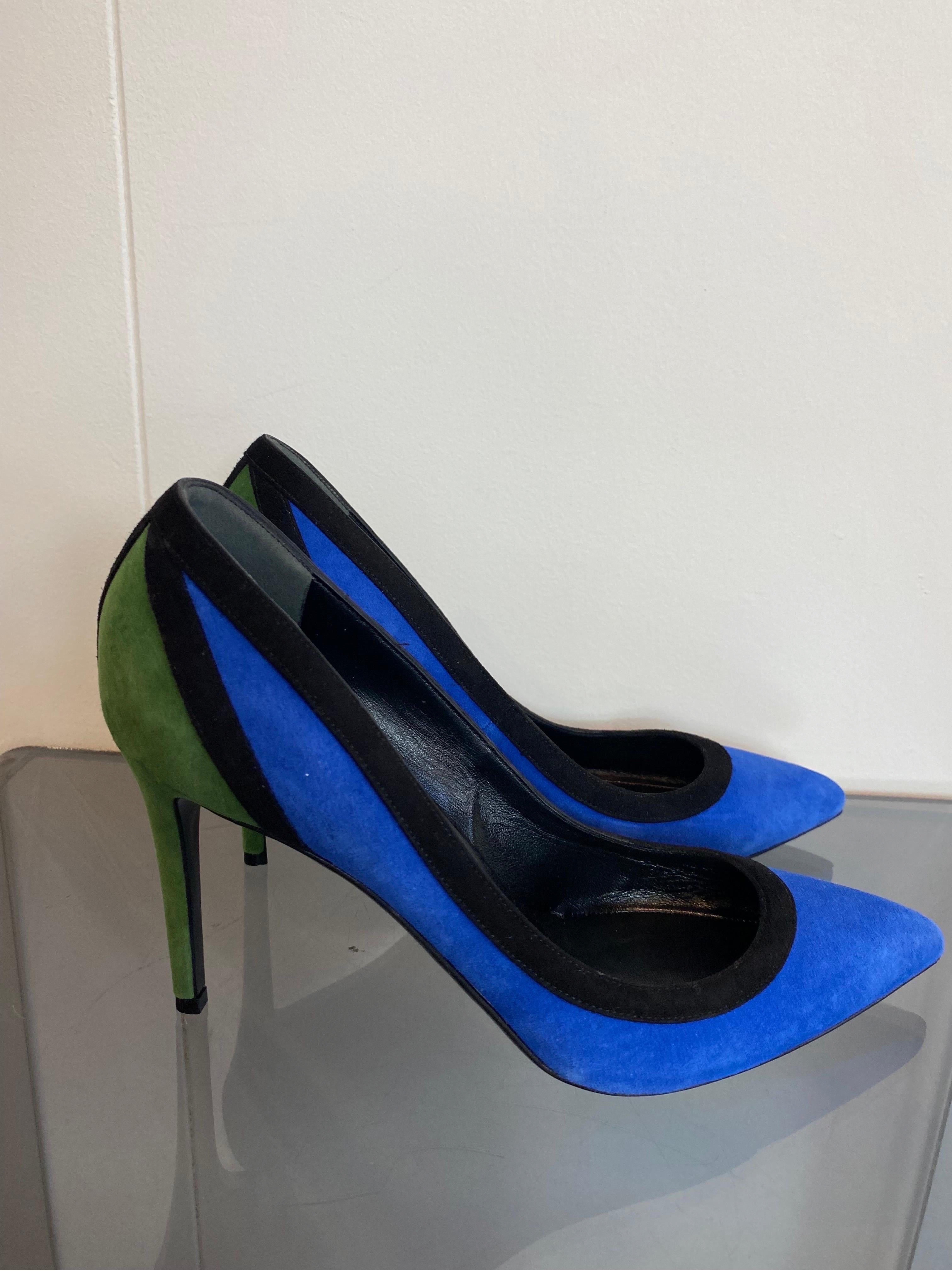 Gucci tricolor décolleté
In suede.
Number 40.
Heel 10.
Inner sole 26.
In excellent overall condition, shows signs of normal use.
With dust and original box. The change heel bottom is also present.