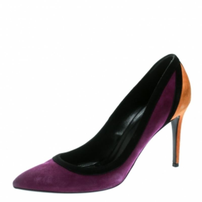 Cette paire d'escarpins en daim est un gage de raffinement. Elles sont signées Gucci et présentent des orteils pointus, une touche de trois couleurs et des talons aiguilles. Assurez-vous que votre tenue soit vivante et adorable en l'associant à ces