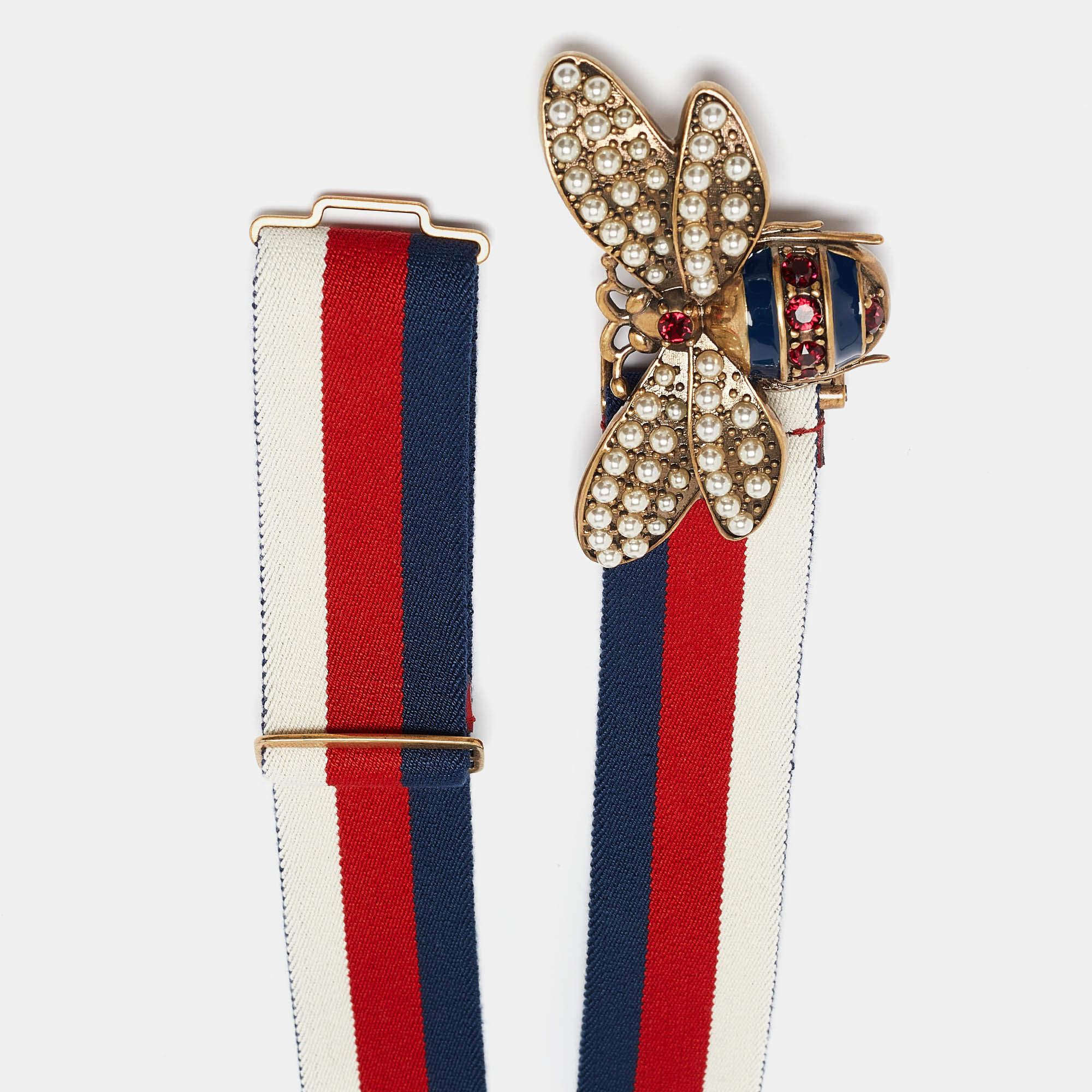 Questa cintura di Gucci, unica nel suo genere, sarà un acquisto straordinario. È realizzata con il caratteristico canvas tricolore a righe Web e presenta una fibbia dorata con motivo a farfalla che la chiude senza soluzione di continuità.