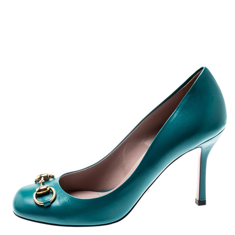 Finesse and poise will all come naturally to you when you step out in this pair of Jolene pumps from Gucci. Crafted from turquoise leather, the square-toe pumps have been styled with 9 cm heels and the iconic Horsebit detail on the