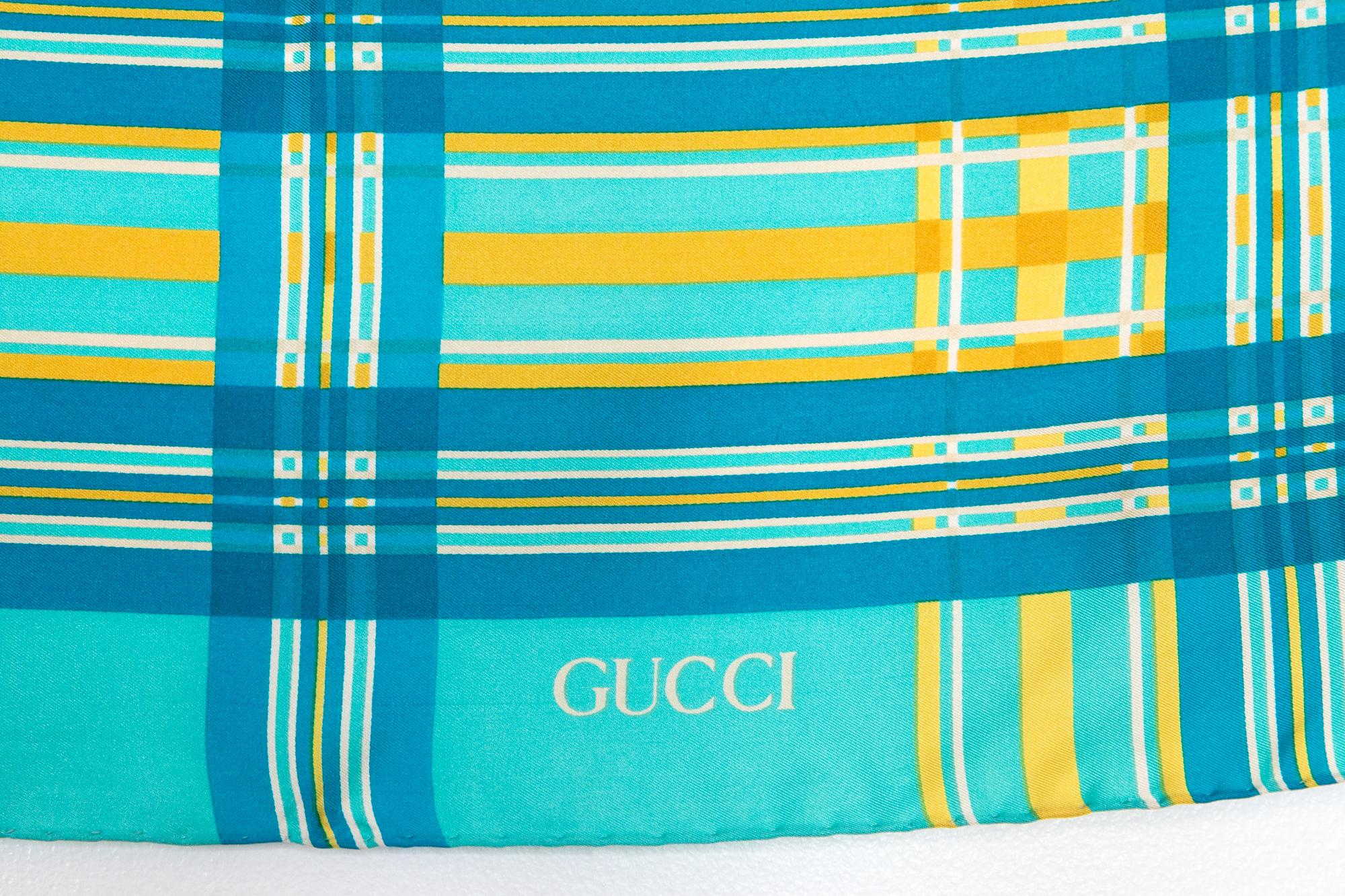 Gucci Turquoise Printed Silk Scarf  In Good Condition For Sale In Paris, FR