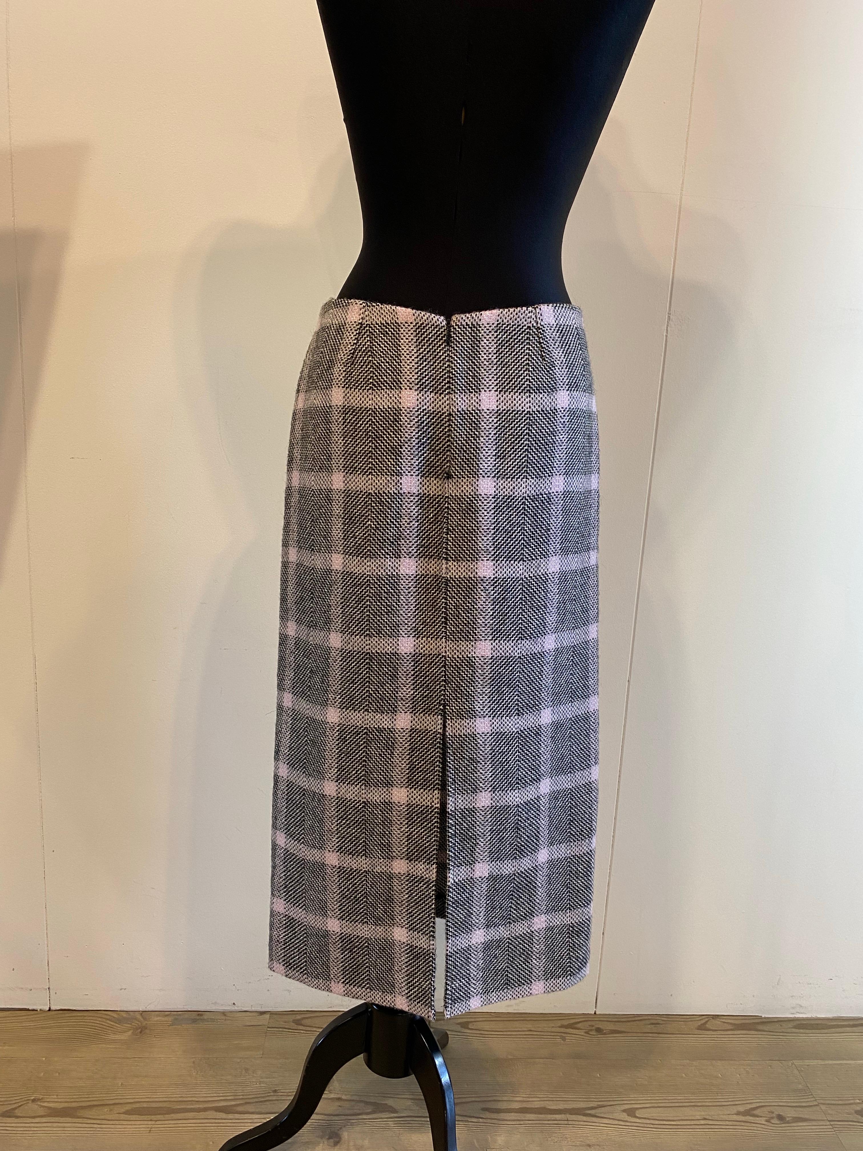 Gray Gucci Tweed skirt in shades of black that looks almost gray and pink lilac with For Sale