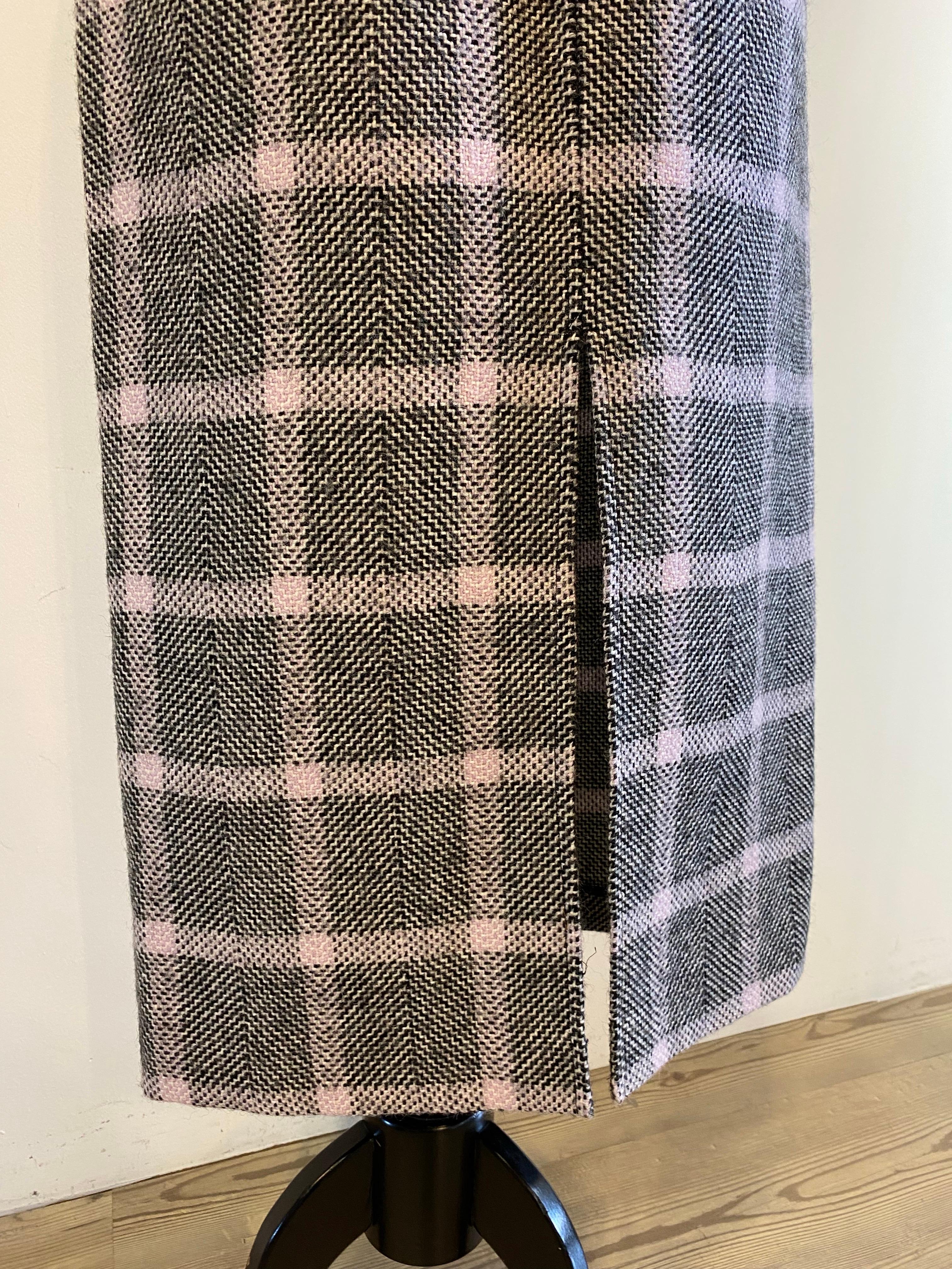 Women's or Men's Gucci Tweed skirt in shades of black that looks almost gray and pink lilac with For Sale