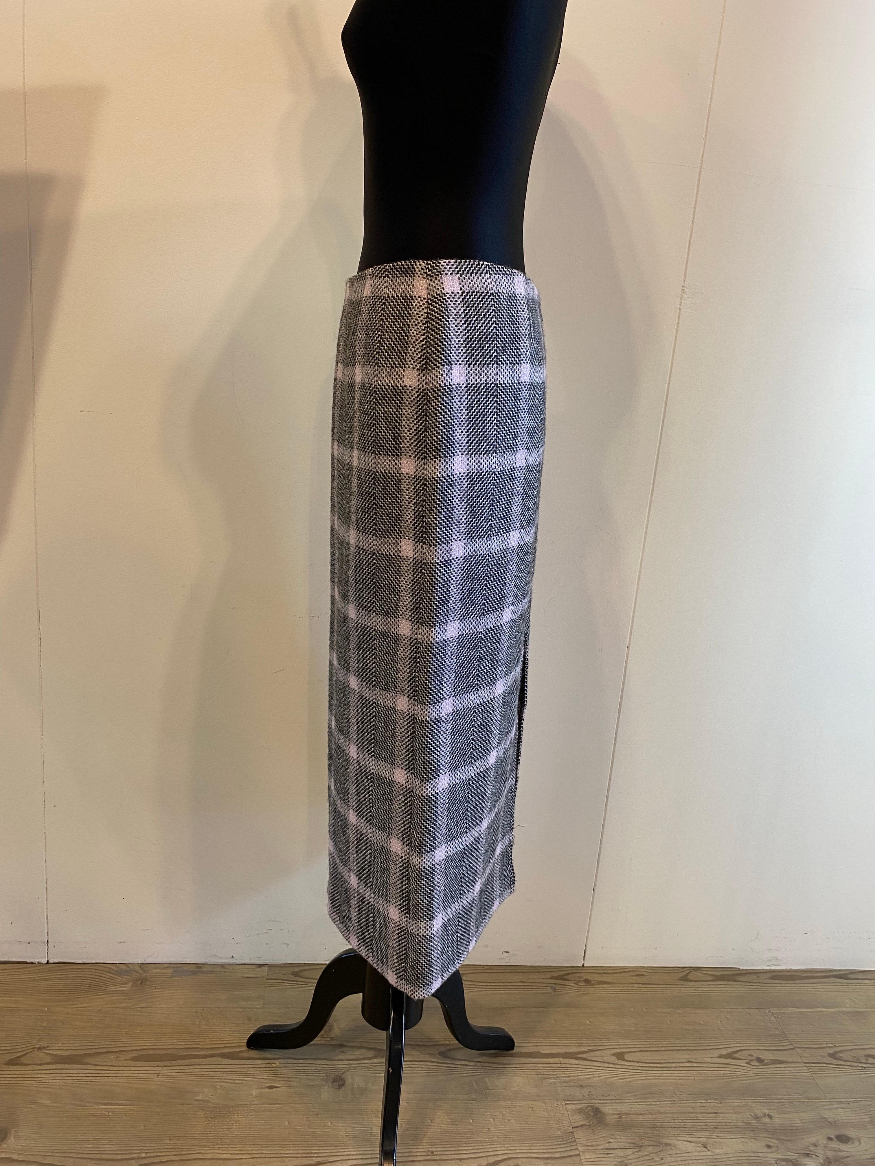 Gucci Tweed skirt in shades of black that looks almost gray and pink lilac with For Sale 2