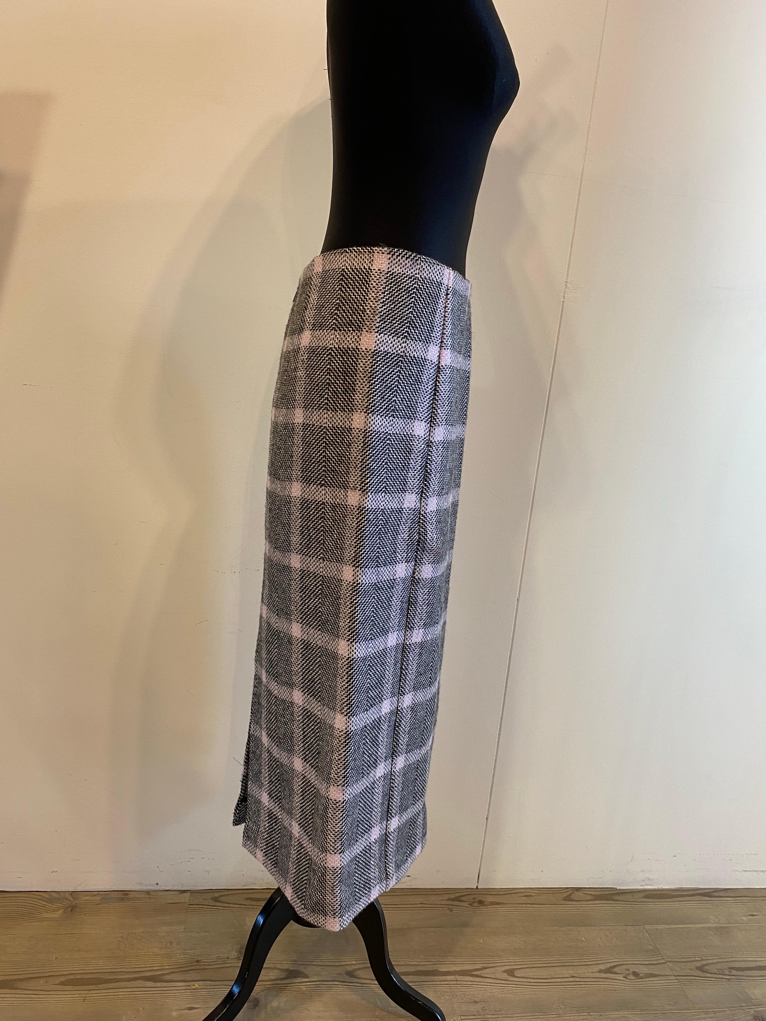 Gucci Tweed skirt in shades of black that looks almost gray and pink lilac with For Sale 3