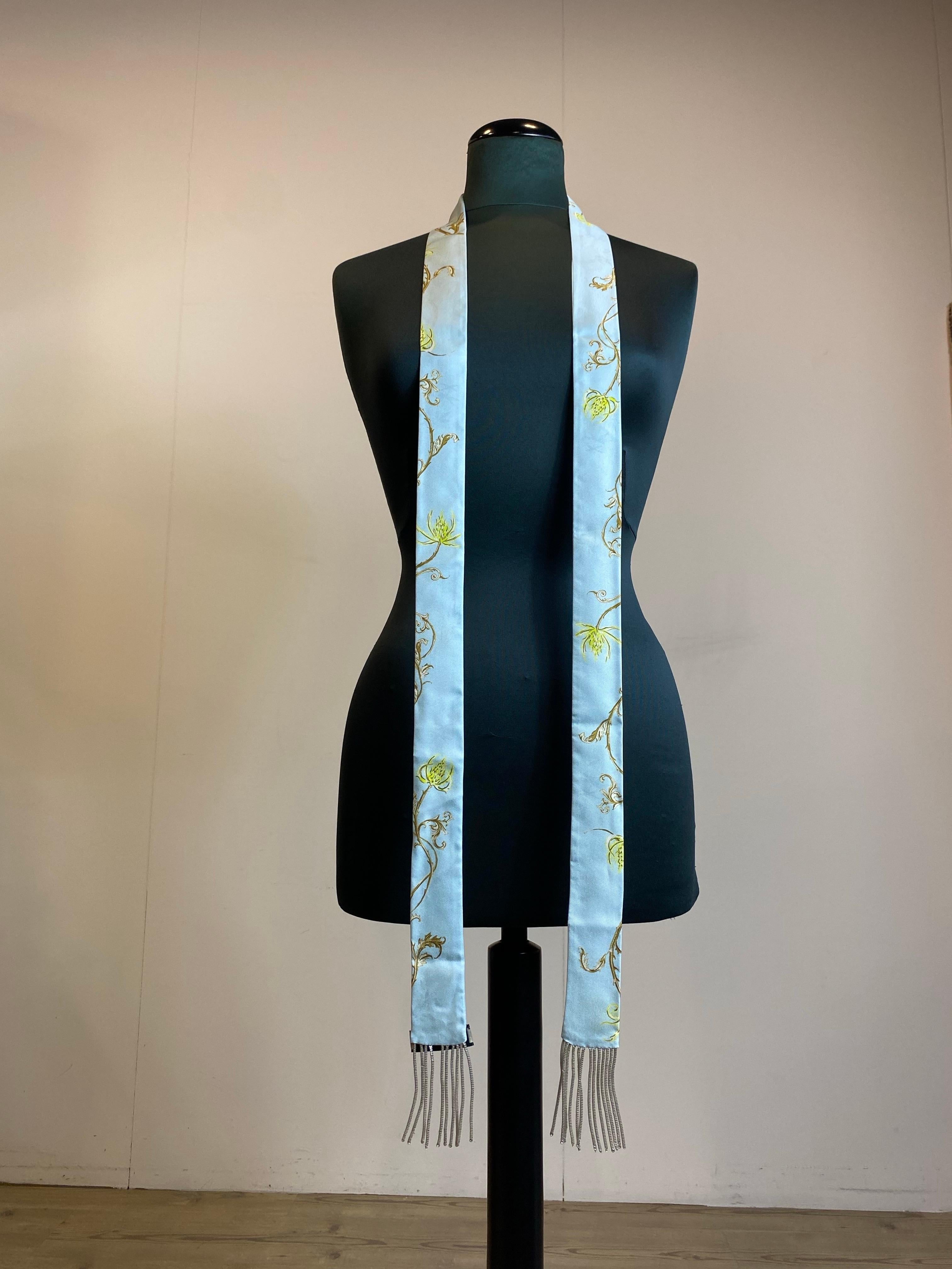 Gucci Twilly. Silver fringes.
Missing composition label but we think it is silk.
Size 193 cm X 4 cm
New.