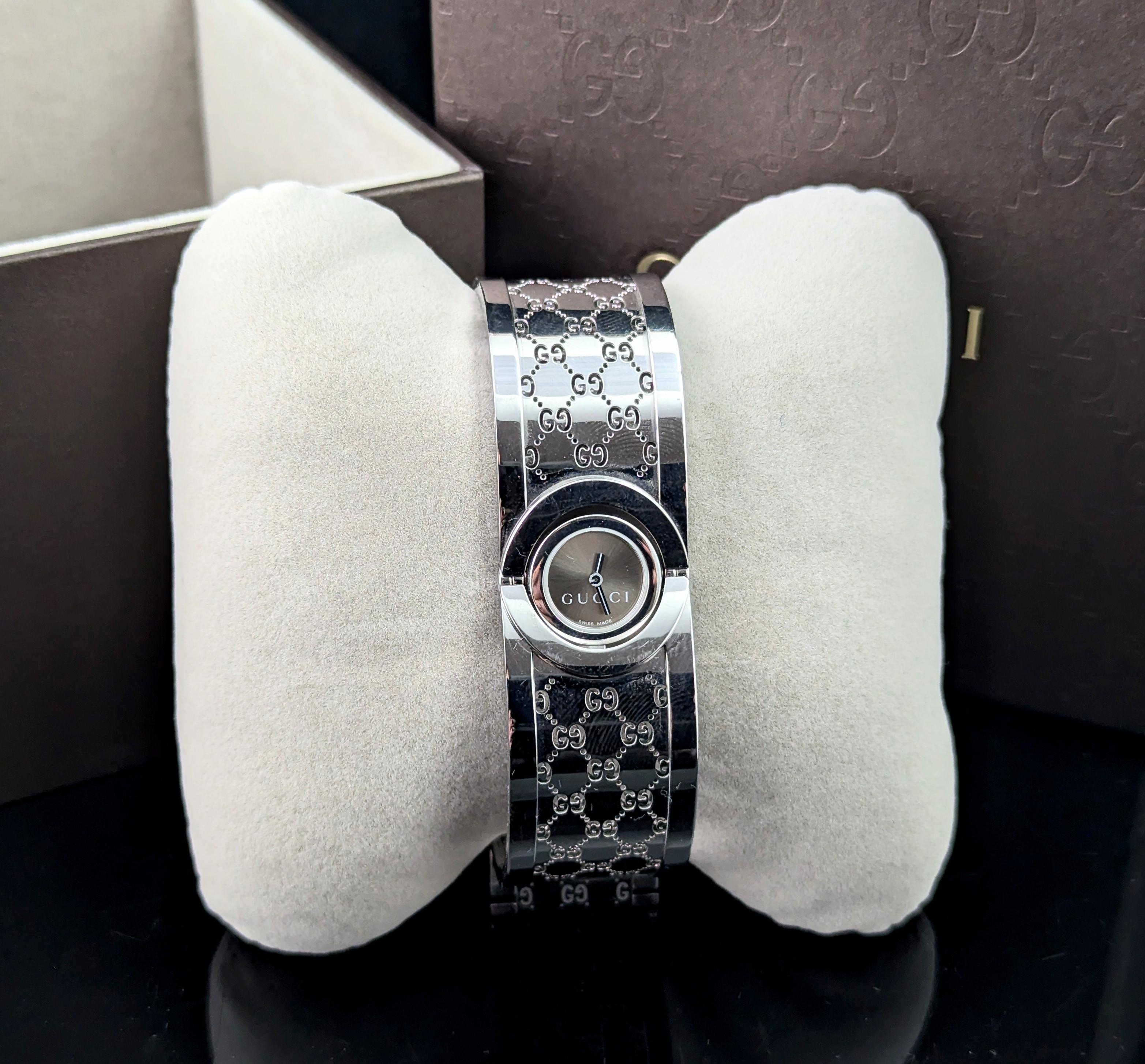 Moderne Montre-bracelet pour dames Gucci Twirl, emballée en vente