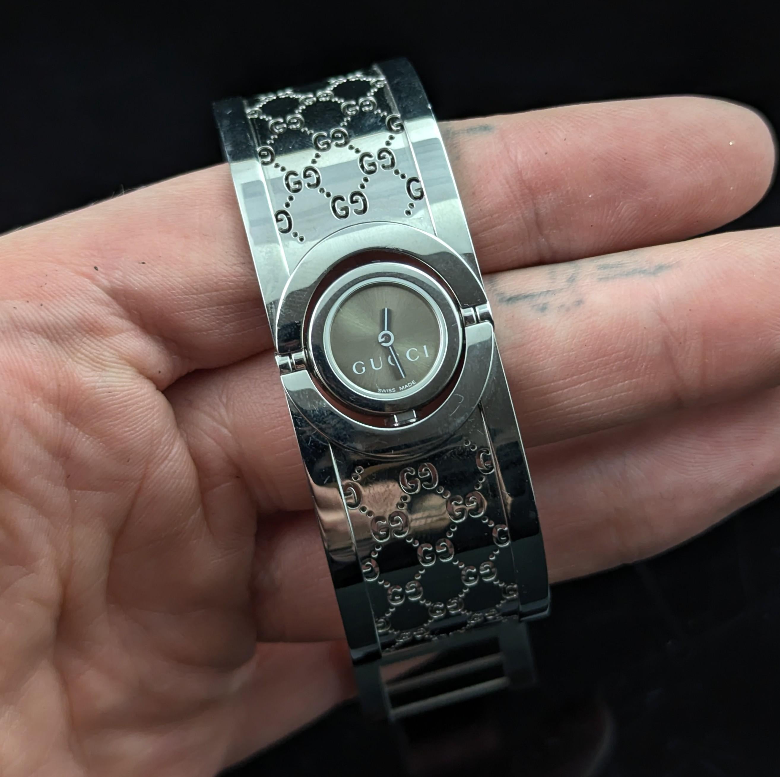 Montre-bracelet pour dames Gucci Twirl, emballée Bon état - En vente à NEWARK, GB