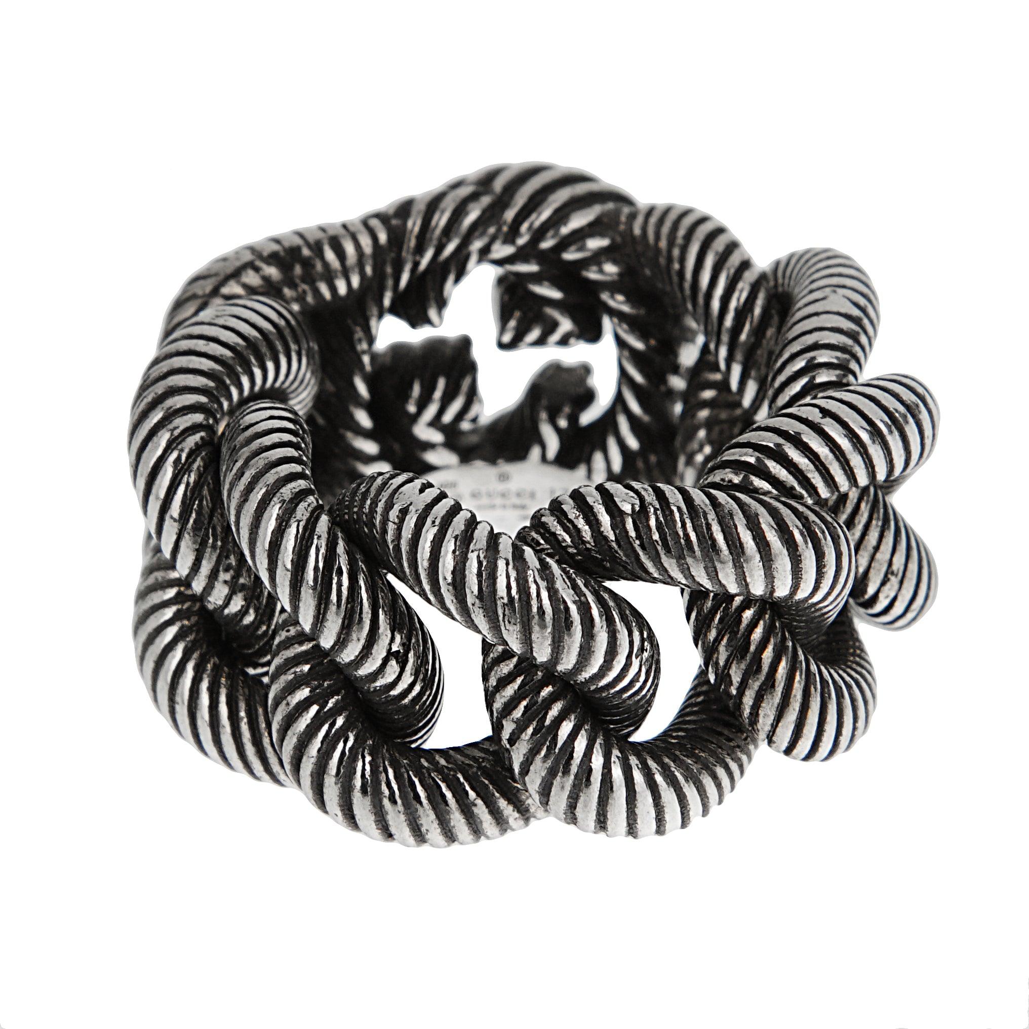 Ti presentiamo l'anello Gucci Twisted Rope in argento invecchiato, un pezzo audace che incarna l'eleganza tattile e il lusso moderno. Questo straordinario anello è una testimonianza del design innovativo di Gucci, che fonde perfettamente la forma