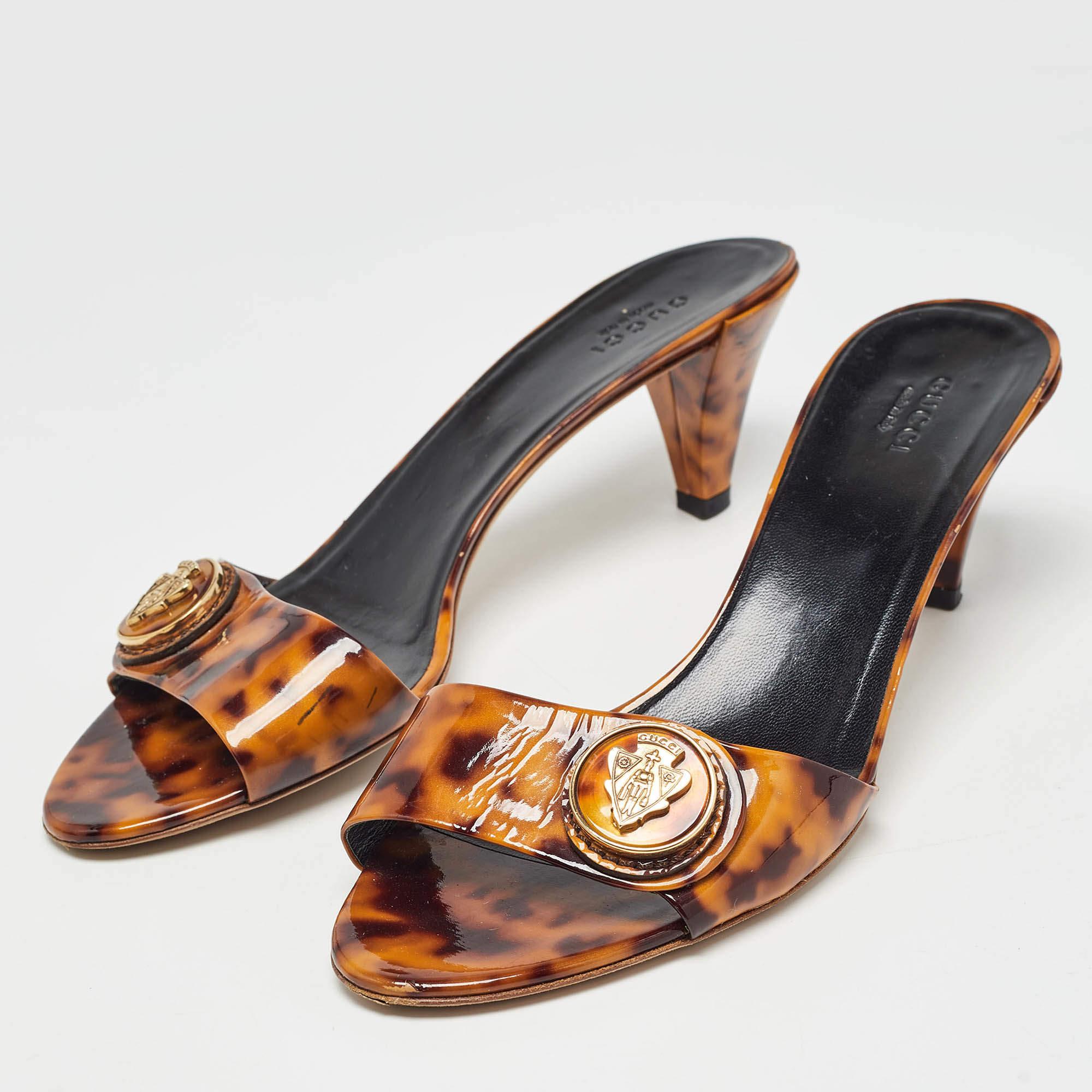 These sandals will frame your feet in an elegant manner. Crafted from quality materials they display a classy design and comfortable insoles.
