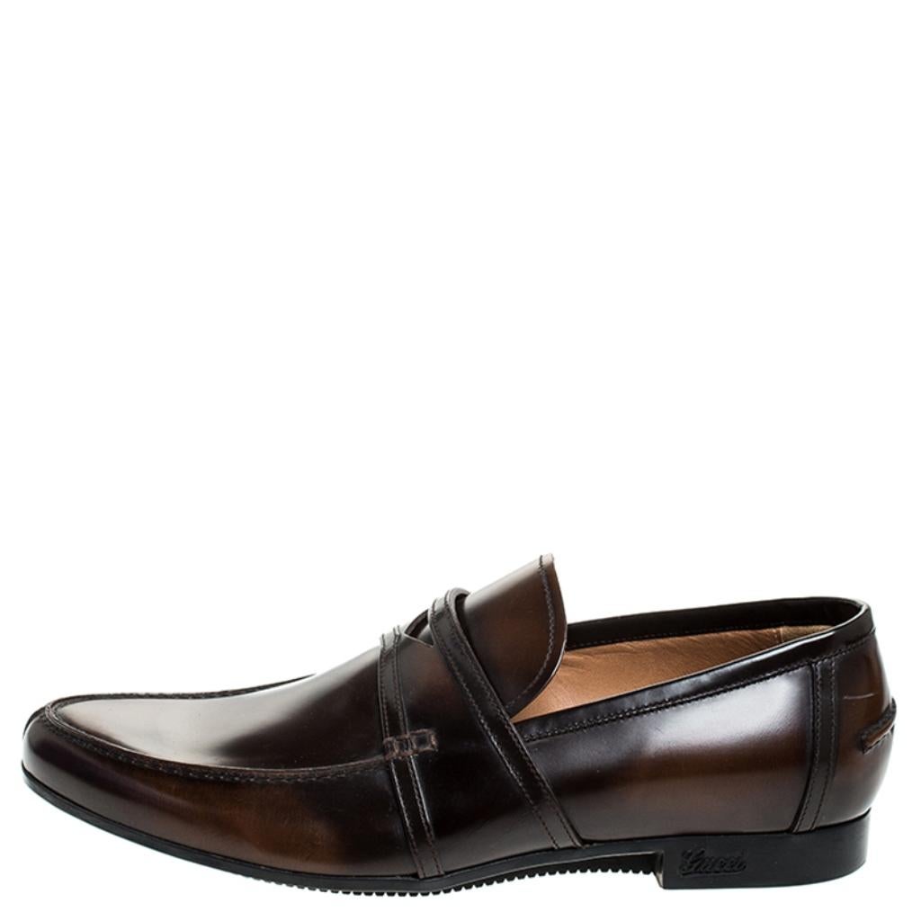 This pair of sleek loafers from Gucci is a beauty sewn with expertise. They are covered in leather and designed with neat stitching and keeper straps on the uppers. The loafers have a lovely shape and are so stylish, they'll complement your