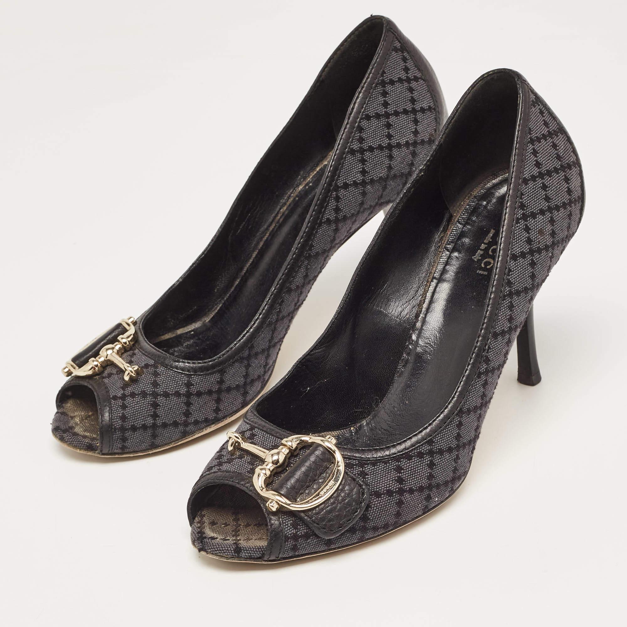 Faites preuve de chic avec ces escarpins Gucci d'occasion. Elles présentent des talons robustes et des semelles durables, parfaits pour vos sorties à la mode !