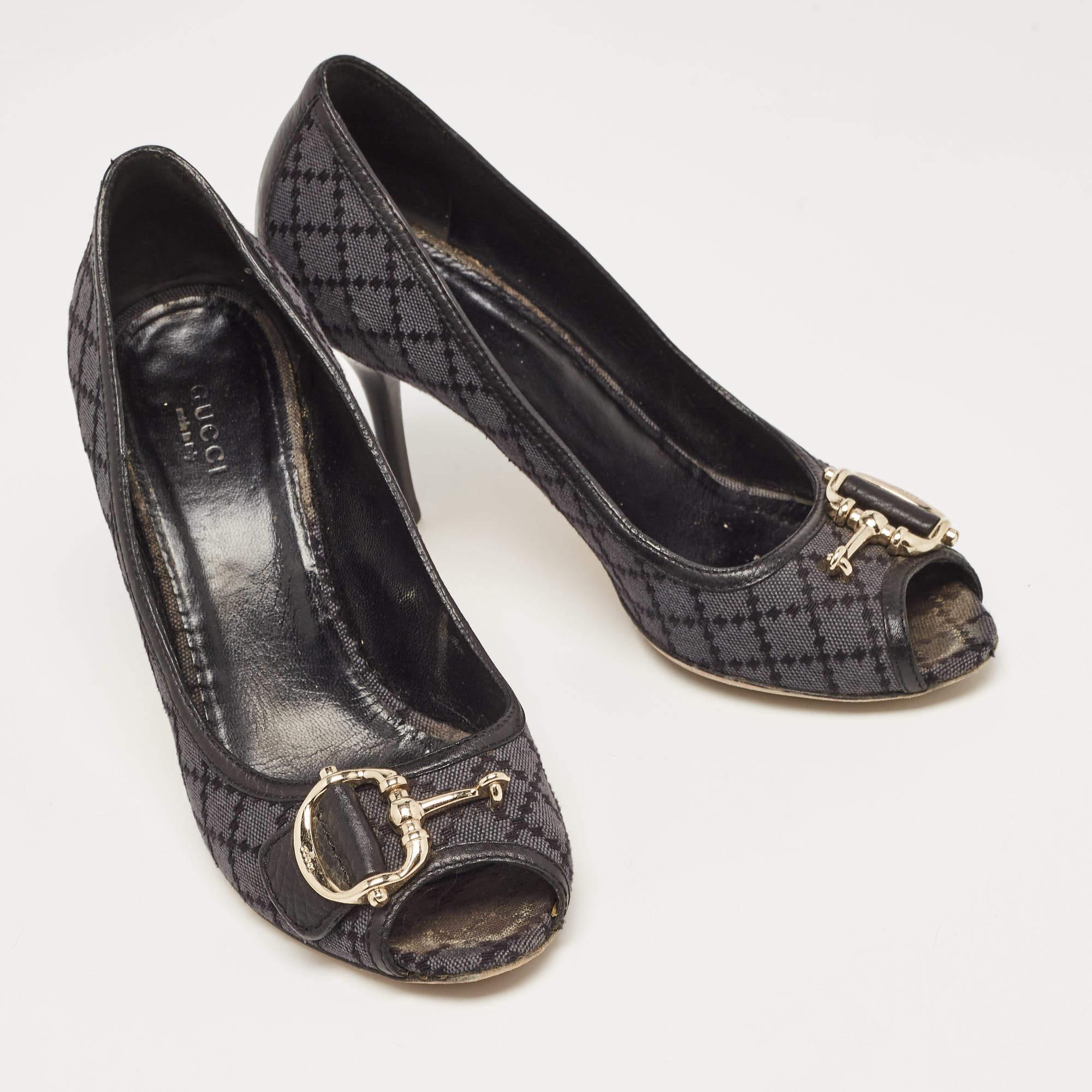 Gucci escarpins « Icon Bit Peep Toe » en toile et cuir bicolore avec diamants, taille 38 Bon état - En vente à Dubai, Al Qouz 2