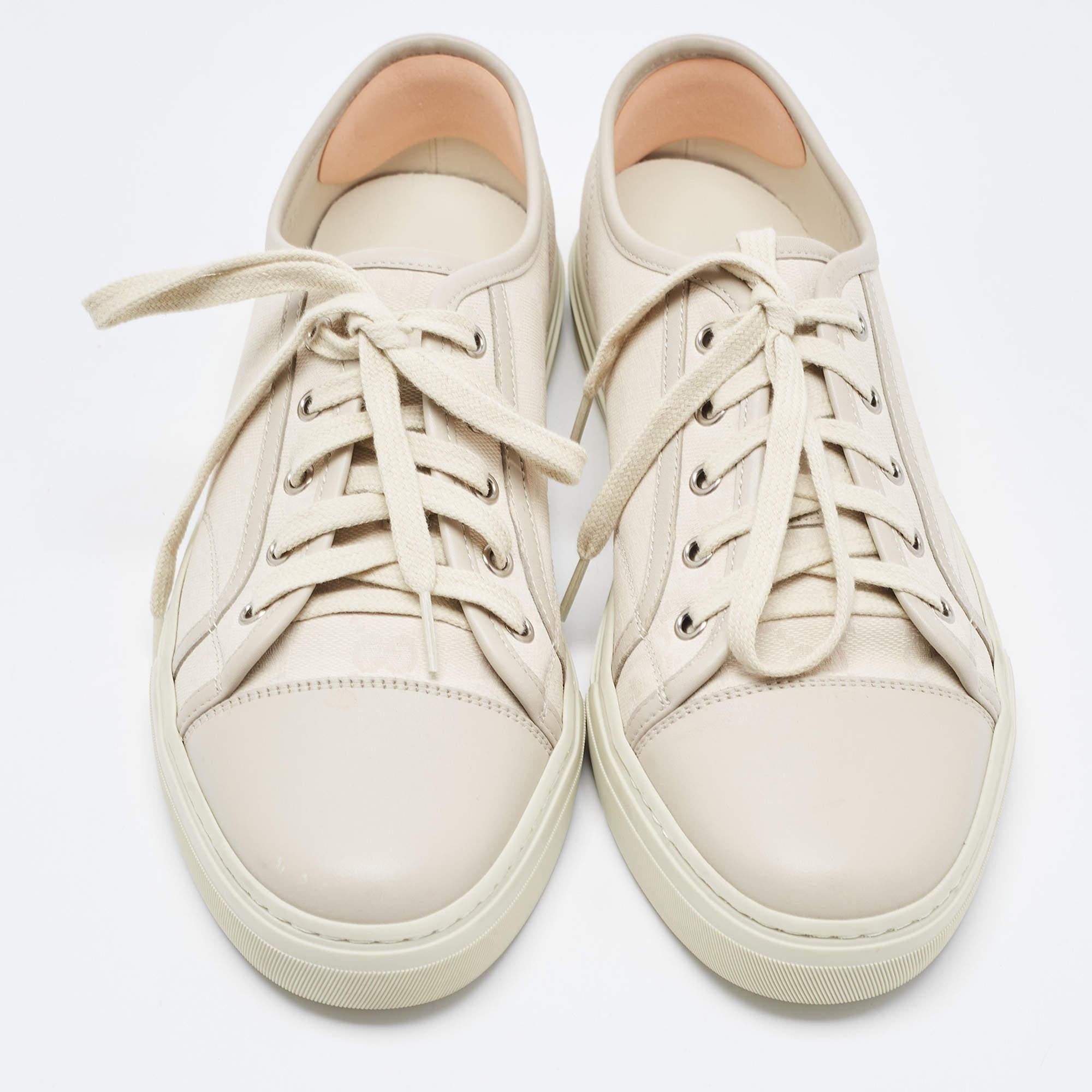 Step into fashion-forward luxury with these Gucci sneakers. These premium kicks offer a harmonious blend of style and comfort, perfect for those who demand sophistication in every step.

