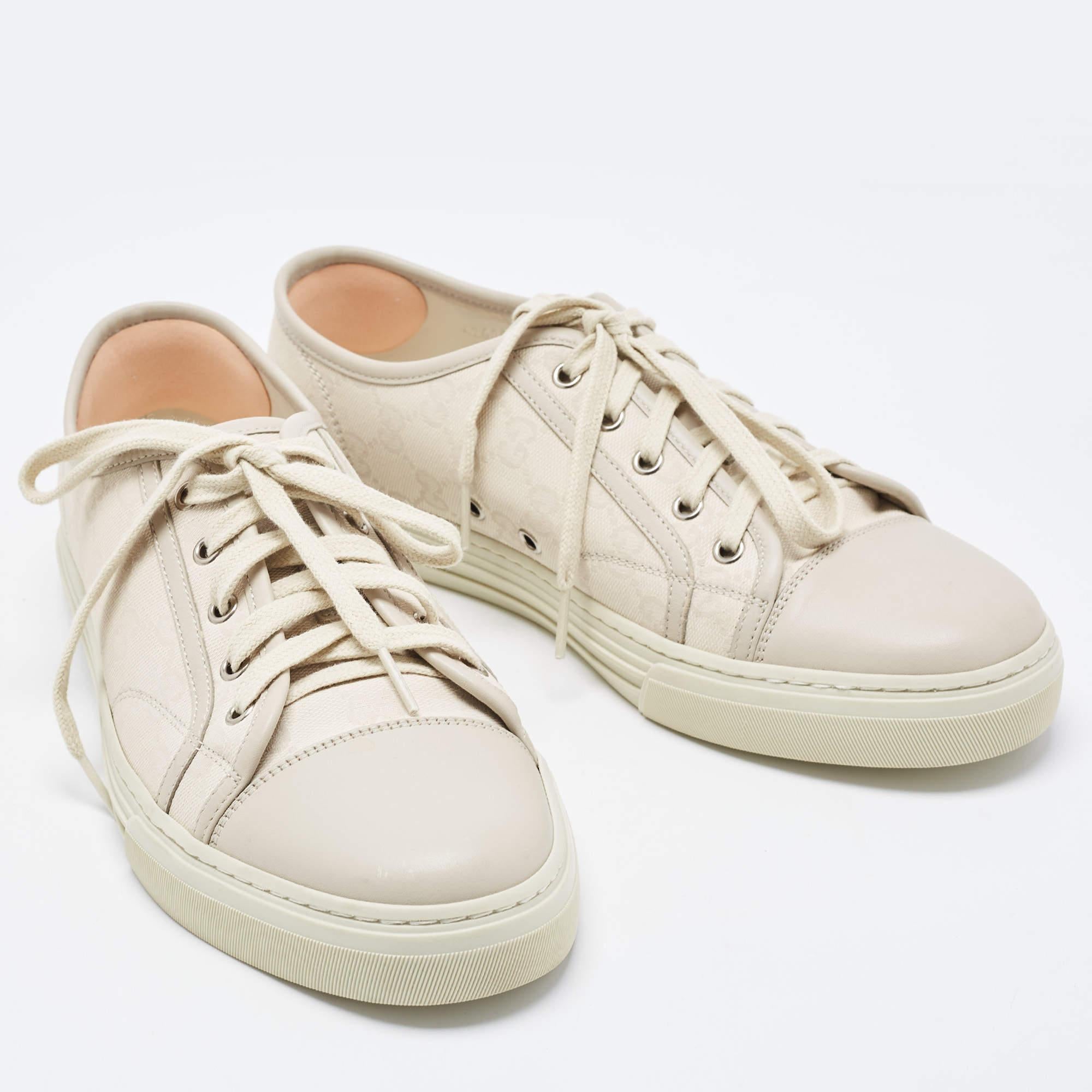 Gucci Two Tone GG Canvas and Leather Cap Toe Low Top Sneakers Size 42 In Good Condition In Dubai, Al Qouz 2