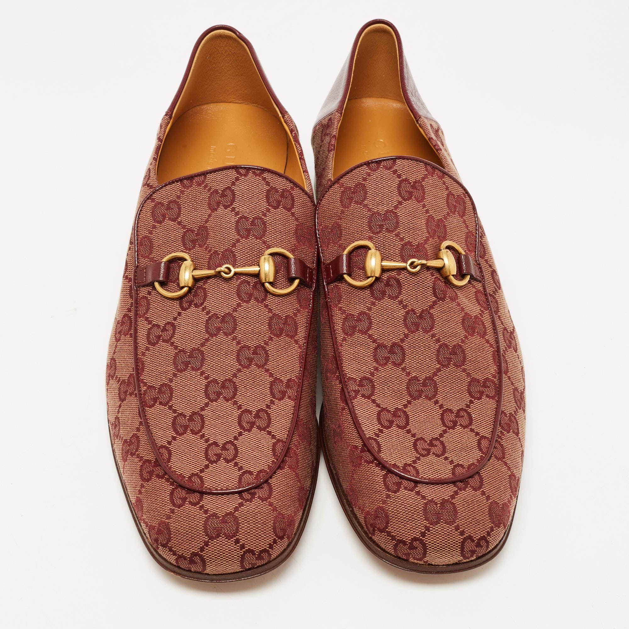 The Jordaan is a shoe that has a modern finish and a signature appeal. It has an elongated toe and the Gucci Horsebit motif gracing the uppers. This pair is crafted from GG canvas and sewn with utmost care to envelop your feet with