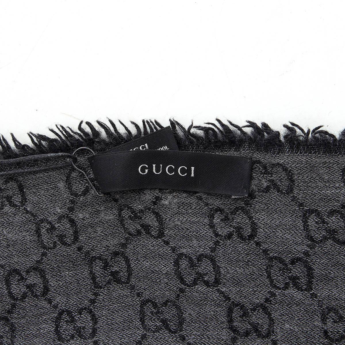 GUCCI two tone grey wool blend GG MONOGRAM Shawl Scarf In Excellent Condition For Sale In Zürich, CH