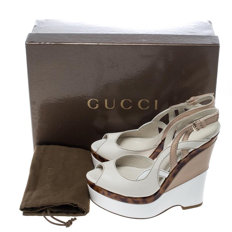 Gucci Two Tone Leather Kotao Tortoise Peep Toe Wedge Sandals Size 37 In Excellent Condition In Dubai, Al Qouz 2