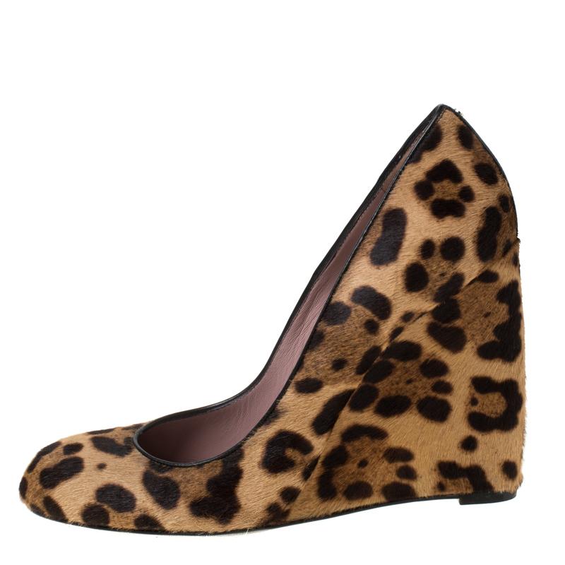Smart and stylish, these pumps from Gucci definitely need to be on your wishlist. The leopard-printed pumps are crafted from pony hair and feature a round-toe silhouette. They flaunt 11.5 cm wedge heels and come equipped with comfortable