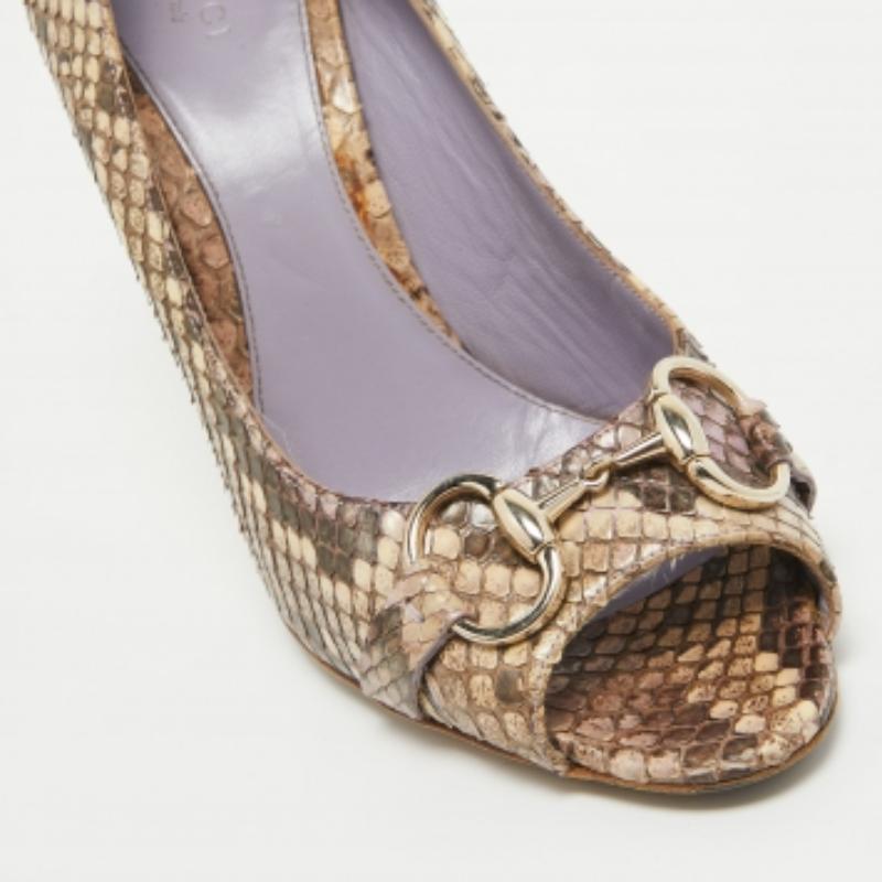 De las mujeres Bombas Gucci Two Tone Python Horsebit Peep Toe Talla 39 en venta