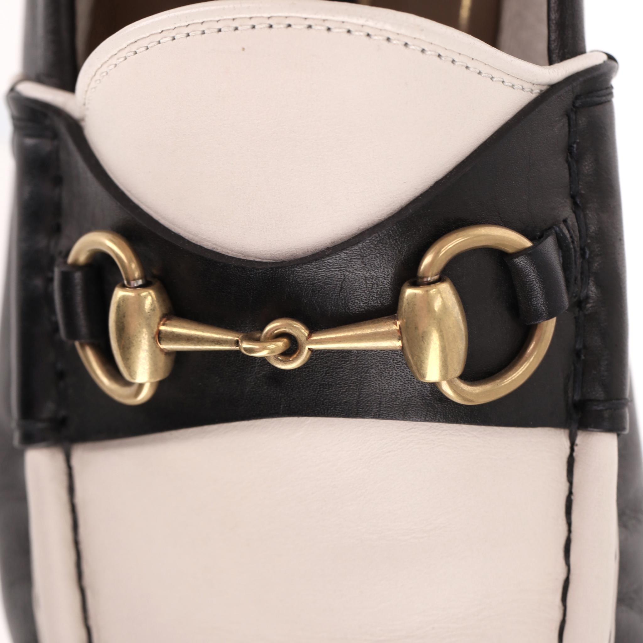 Mocassini in pelle con morsetto Roos bicolore di Gucci in vendita 2