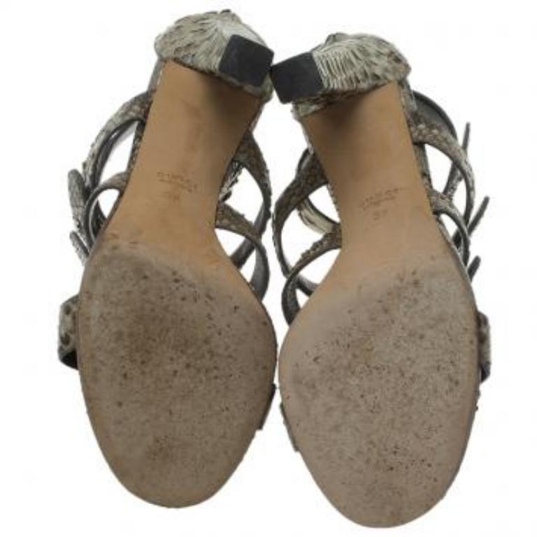 Gris Sandales Gucci bicolores cloutées en python Sigourney Cage Taille 37 en vente