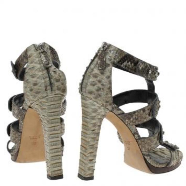 Sandales Gucci bicolores cloutées en python Sigourney Cage Taille 37 Bon état - En vente à Dubai, Al Qouz 2